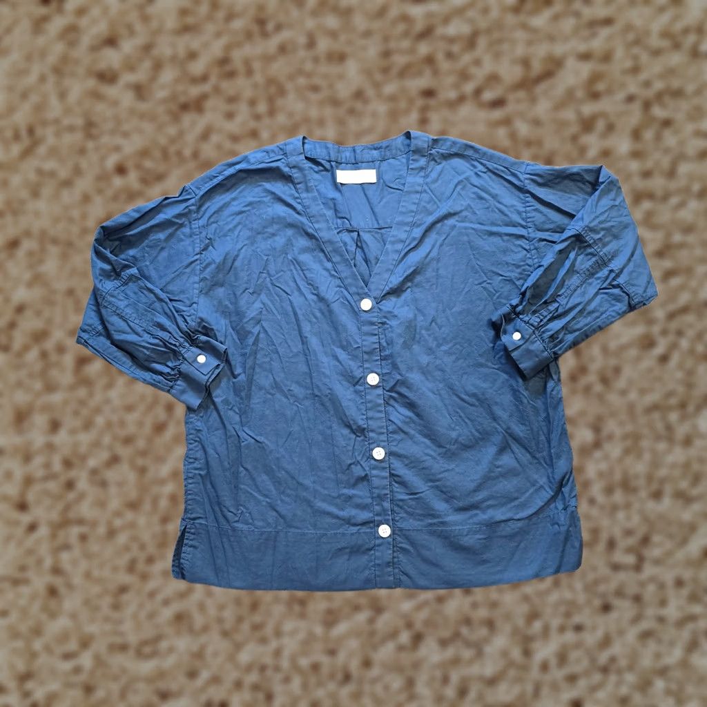 Everlane Everlane Top Womens Size 2 Blue Button Long Sleeve V Neck Capsule Casual Career (No stretch) Size XS / US 0-2 / IT 36-38 - 1 Thumbnail