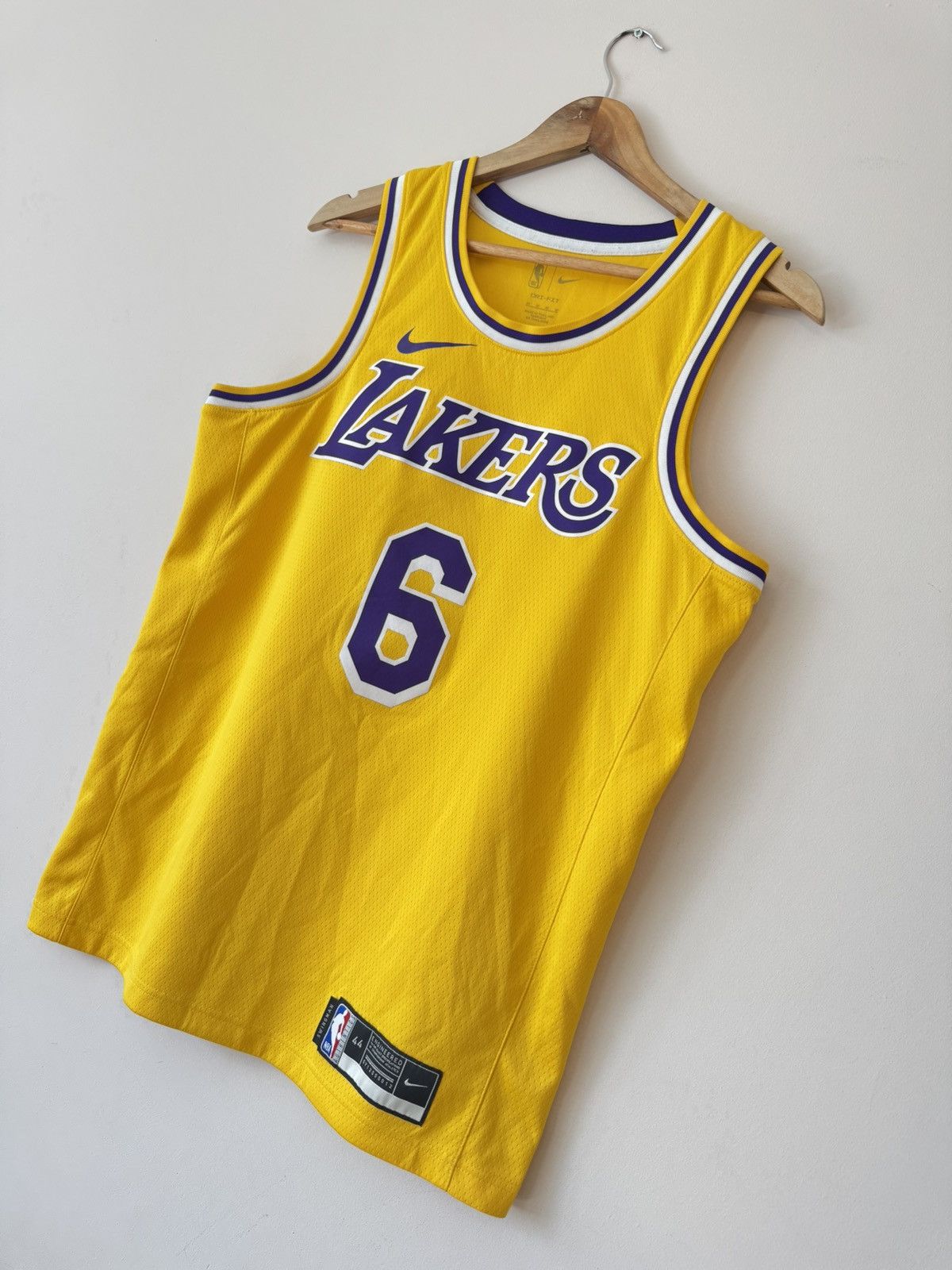 Nike James #6 Los Angeles Lakers Basketball Jersey NBA Shirt Kit Size US M / EU 48-50 / 2 - 4 Thumbnail