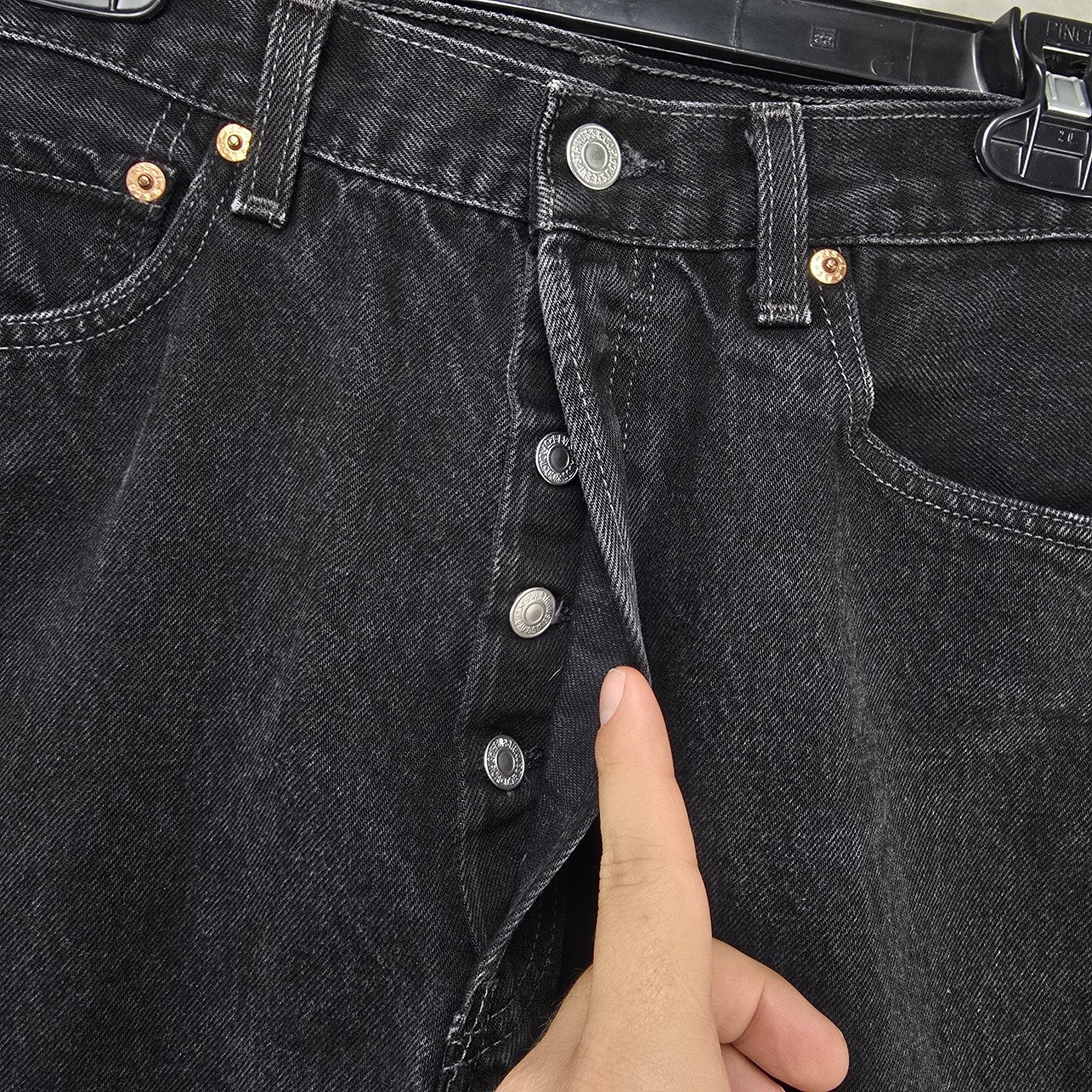 Levi's Vintage Levi 501 Jeans Mens 33 x34 (Fits 30x30) Black Y2K Size US 30 / EU 46 - 3 Thumbnail