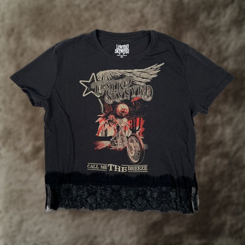 Vintage Lynyrd Skynyrd T-Shirt Women's Medium Black Call Me The Breeze Lace Crop Band Shirt Womens M Crew Neck Short Sleeve Cropped Graphic Rock Casual Size M / US 6-8 / IT 42-44 - 1 Thumbnail
