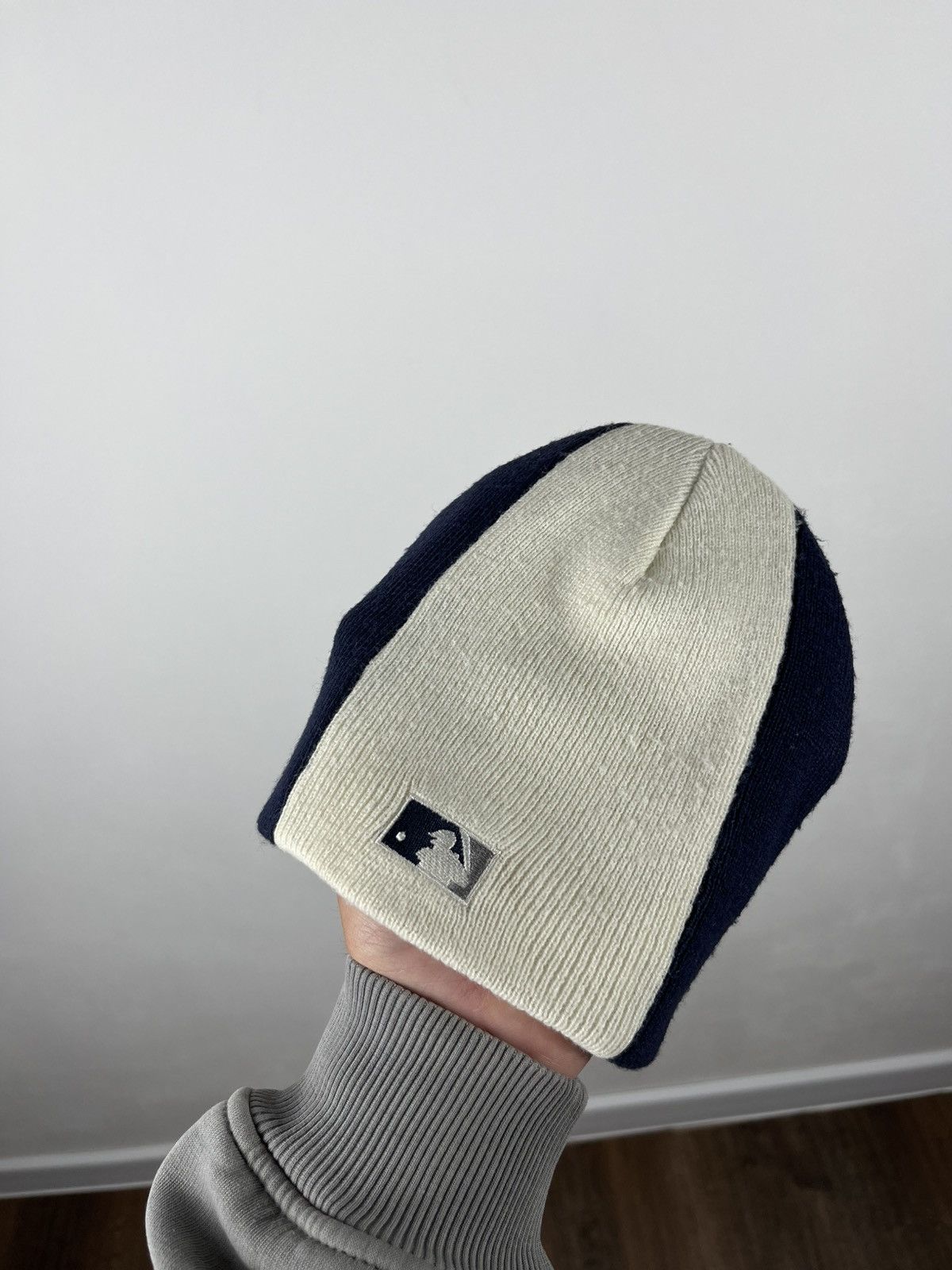 New York Yankees New Era Yankees Two-Tone Beanie Navy White MLB Logo Size ONE SIZE - 4 Thumbnail
