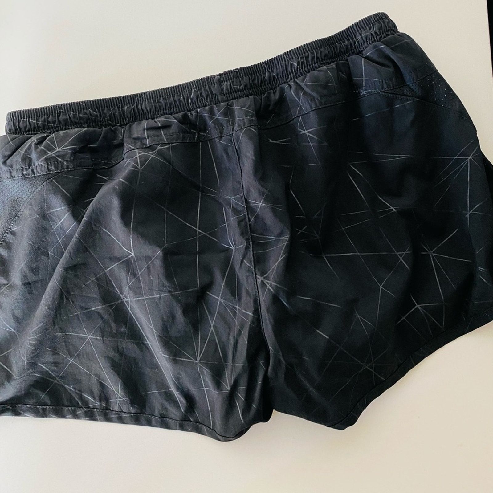 Old Navy OLD NAVY ACTIVE Black White Abstract Geometric Print Shorts Size 27" / US 4 / IT 40 - 5 Thumbnail