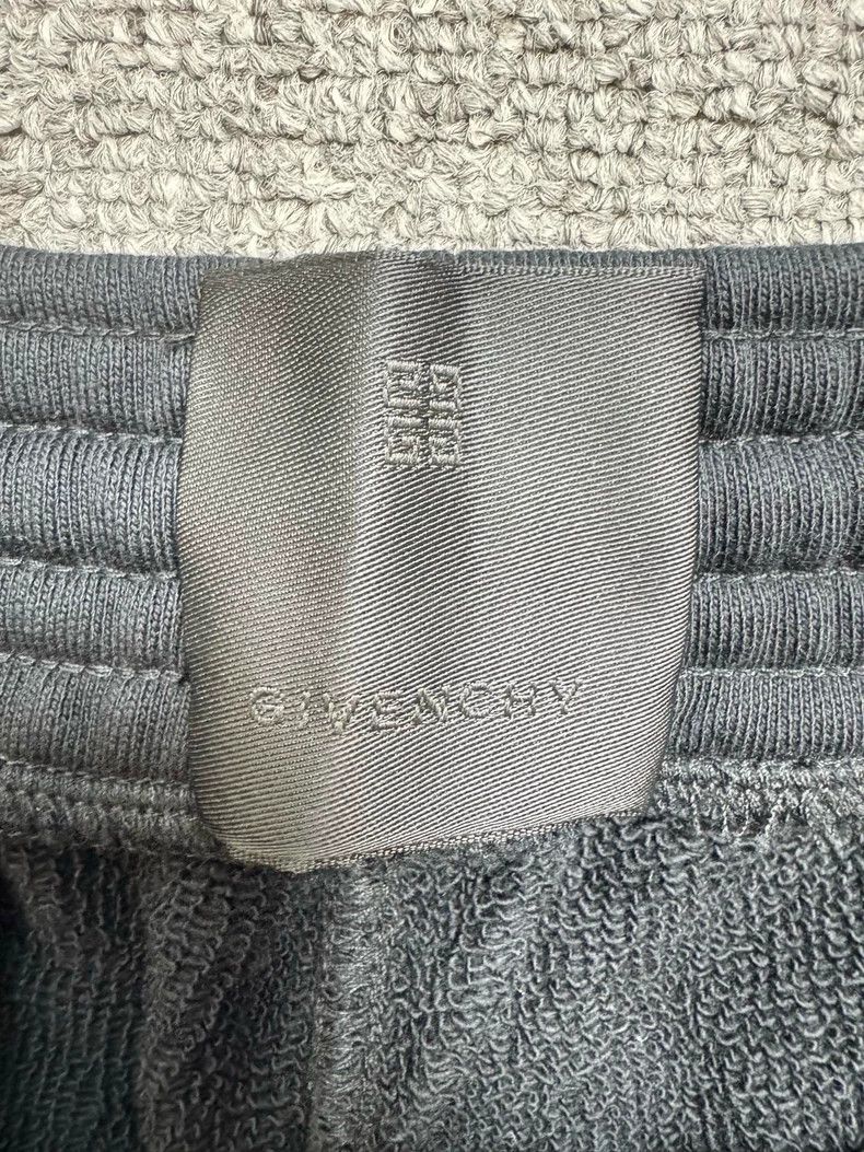 Givenchy Givenchy SizeXL New Style Black Spray Paint Graffiti Logo S Size US 31 - 4 Thumbnail