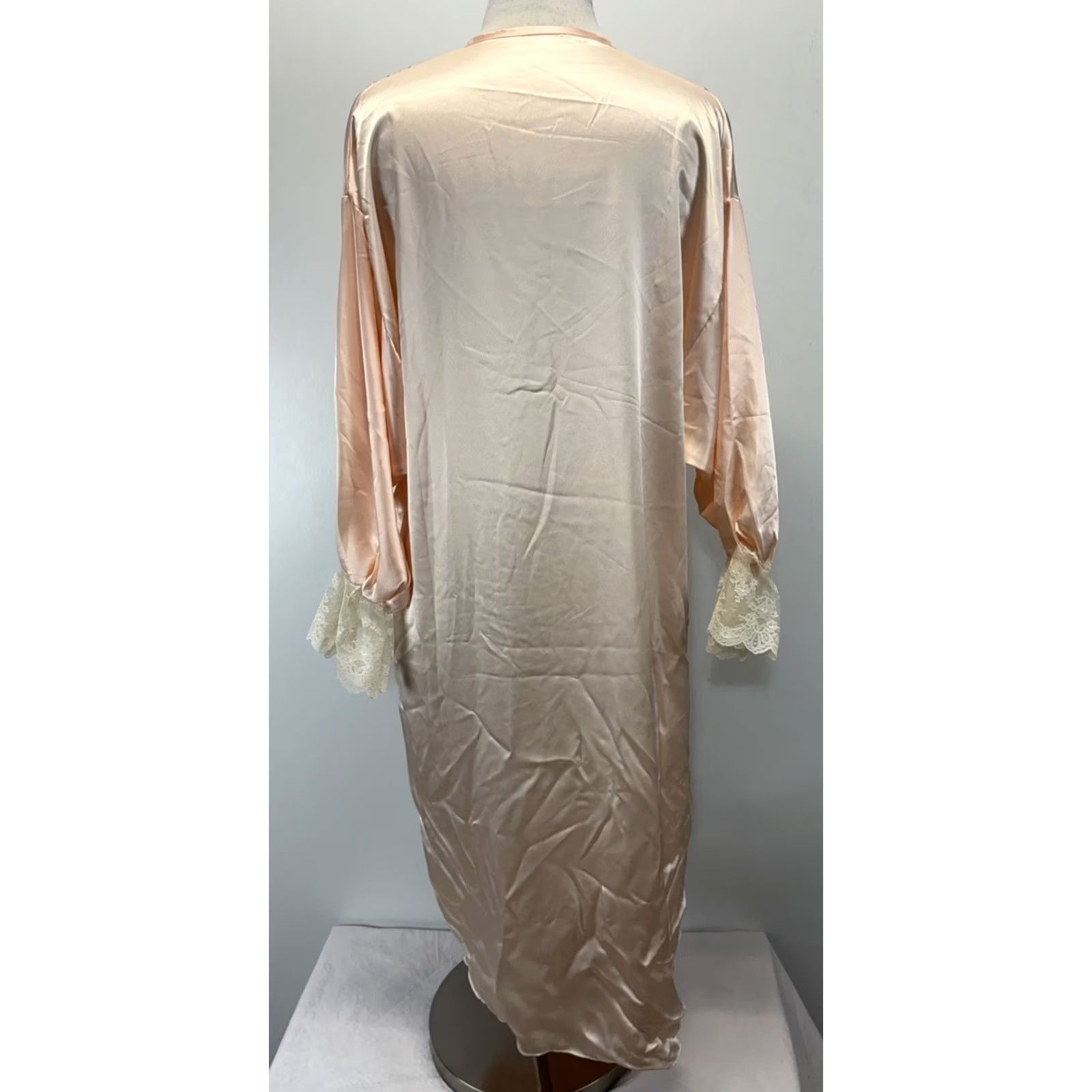 Vintage VINTAGE Satin Victorian Style Nightgown Women’s M Pale Pink Lace Trim Made USA 70s Nightgown Womens M Pink 1970s Victoria Size ONE SIZE - 3 Thumbnail