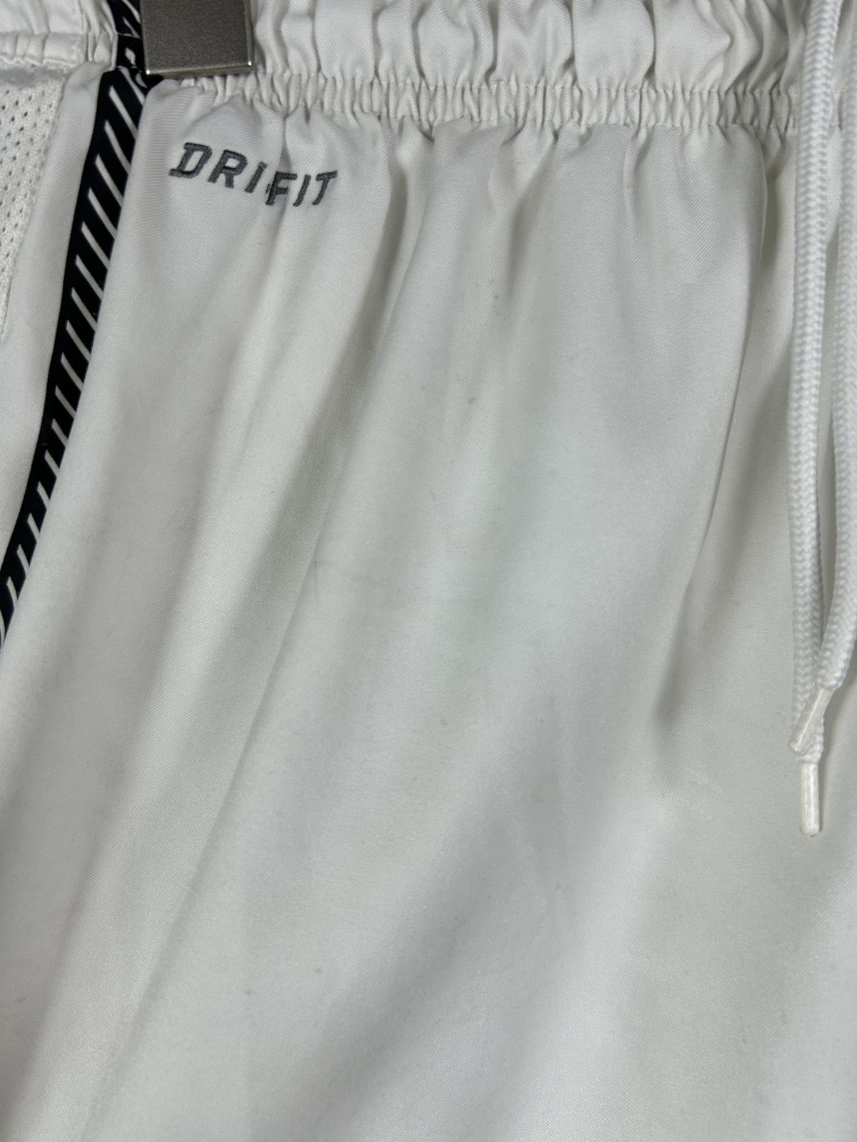 Nike NIKE MANCHESTER UNITED 2010/11 SHORTS FOOTBALL SOCCER SIZE M Size US 32 / EU 48 - 8 Thumbnail