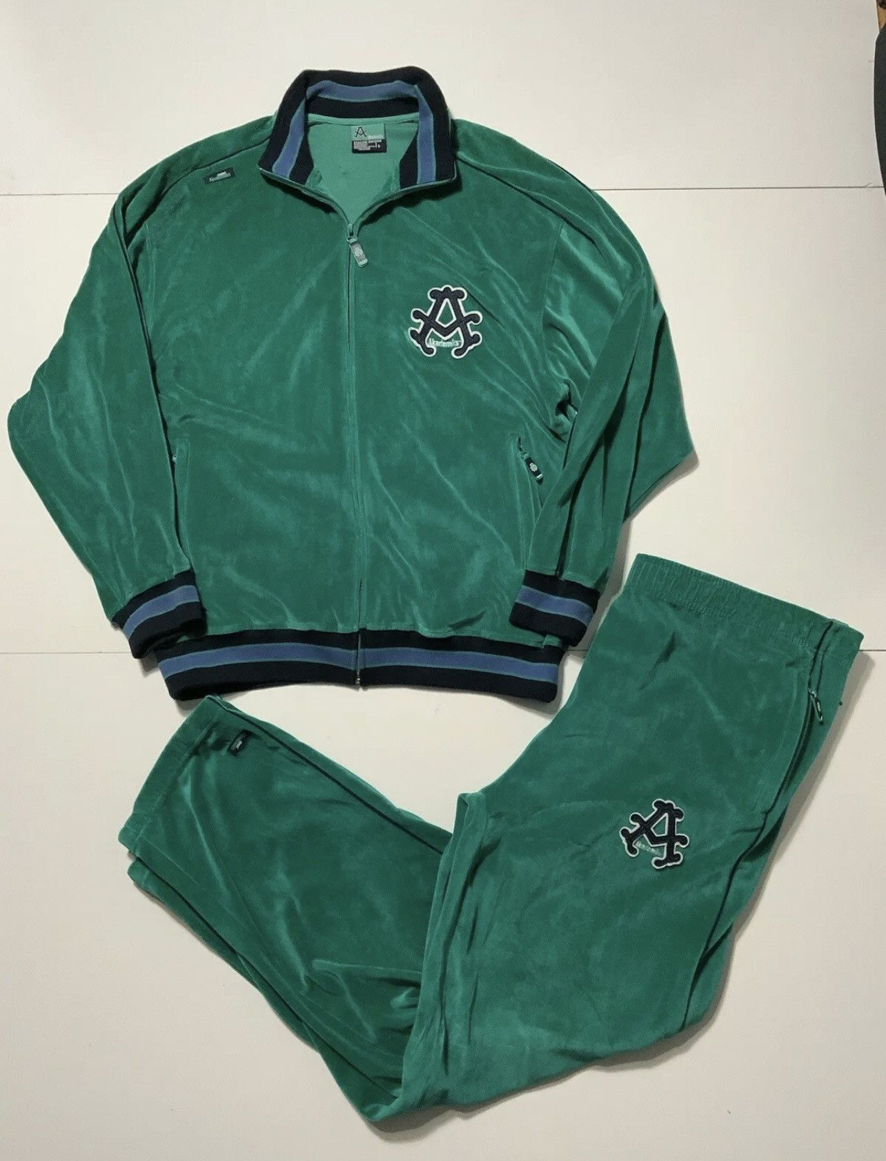 image of VTG Y2K Akademiks Stadium Green Velour 2Pc Sweatsuit Set, Men's (Size 38)