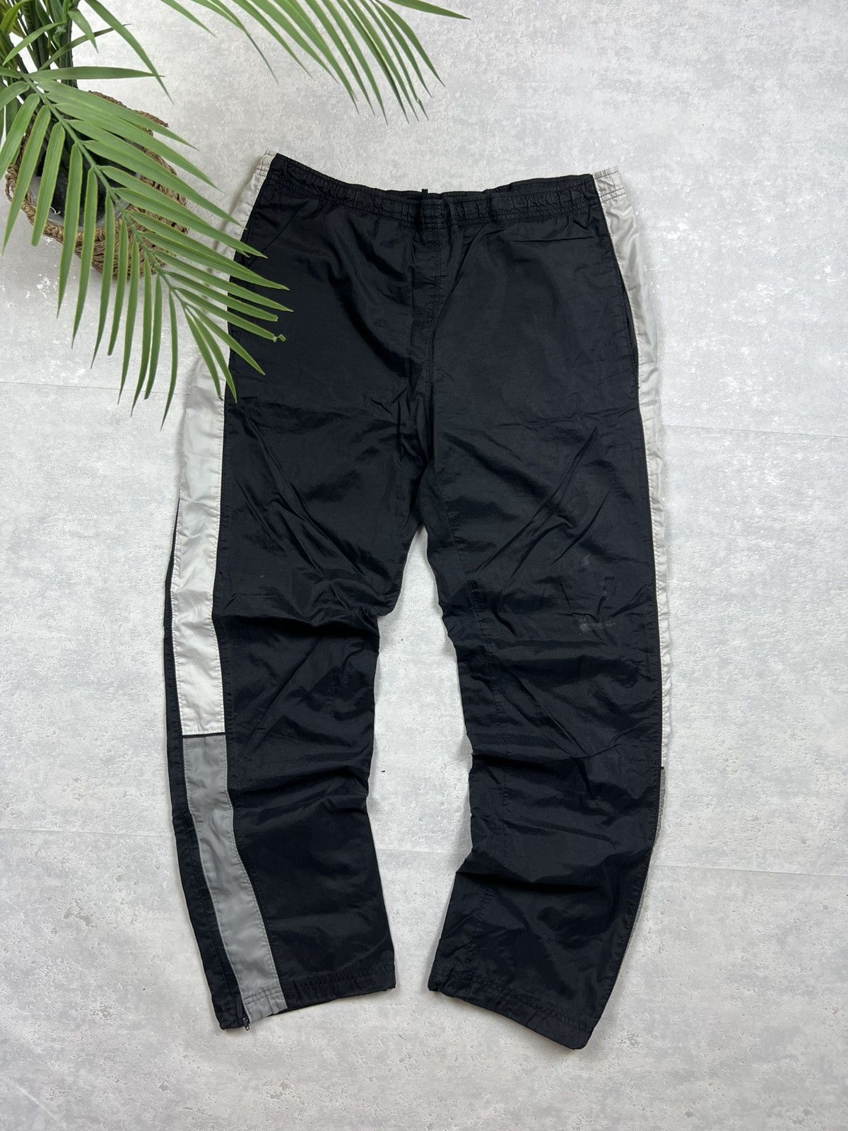 Nike 90s Nike Embroidered Logo Vintage Y2K Parachute Nylon Pants Size US 32 / EU 48 - 1 Thumbnail