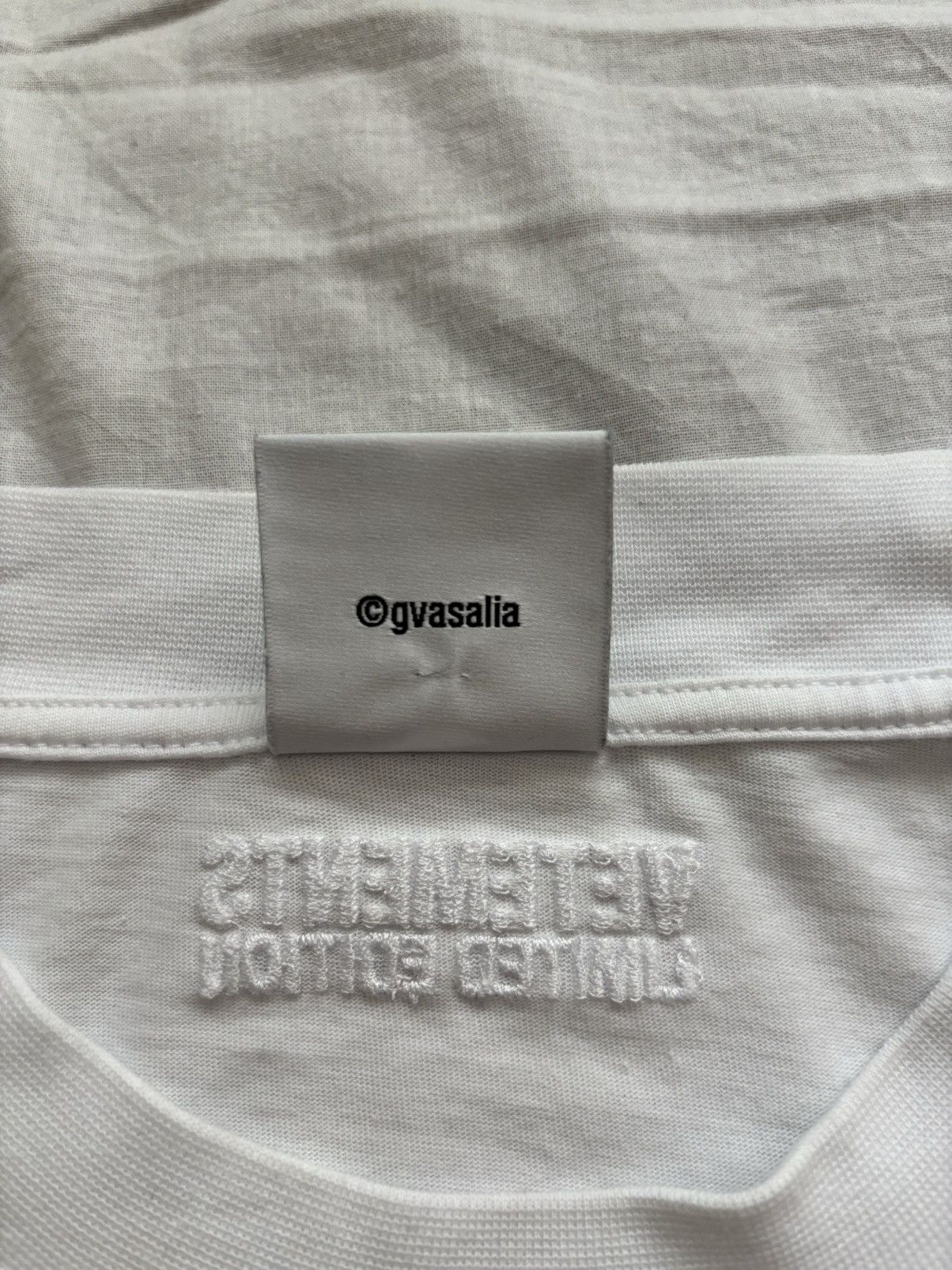 Vetements Vetements Translation Tee Size US M / EU 48-50 / 2 - 5 Thumbnail