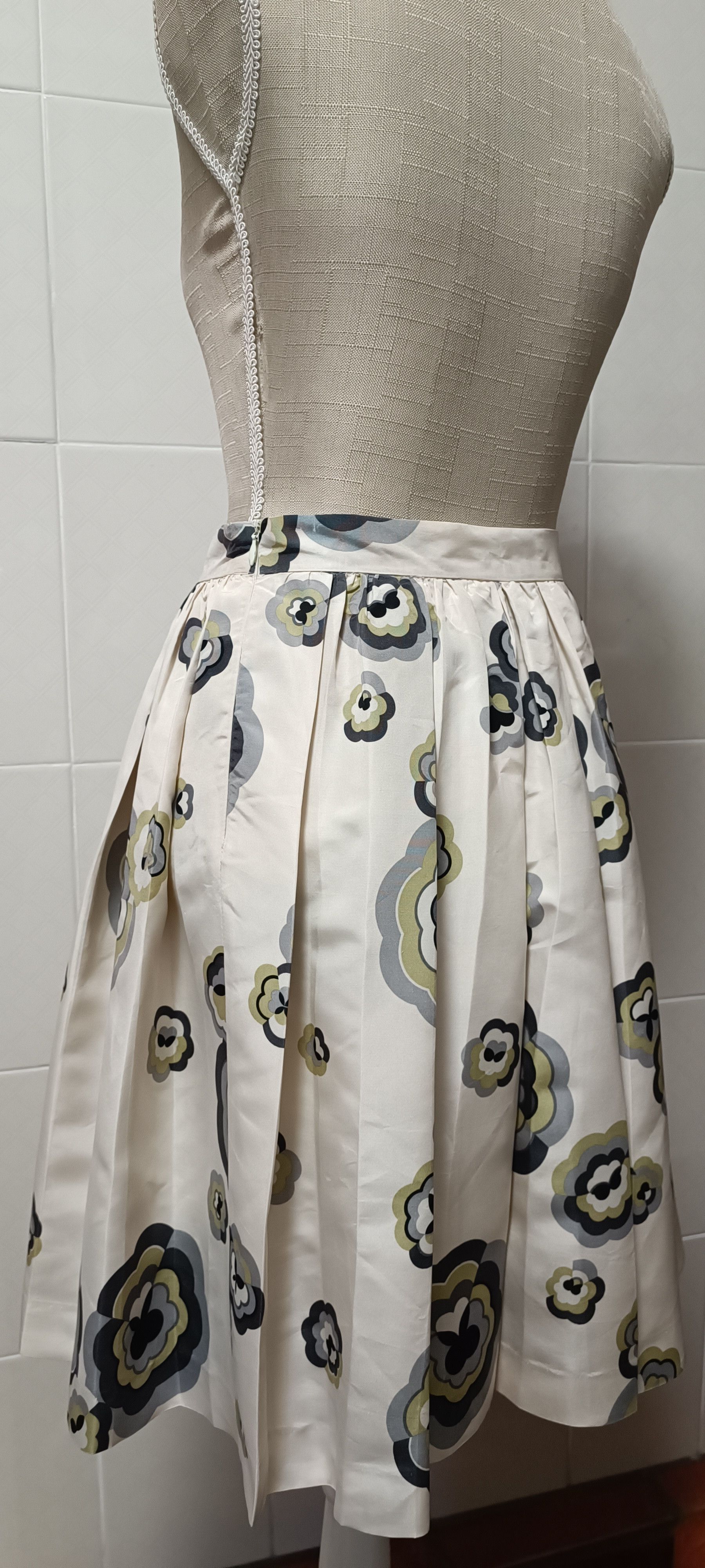 Miu Miu SS 2006 Flowers print beige midi skirt Size 28" / US 6 / IT 42 - 19 Thumbnail