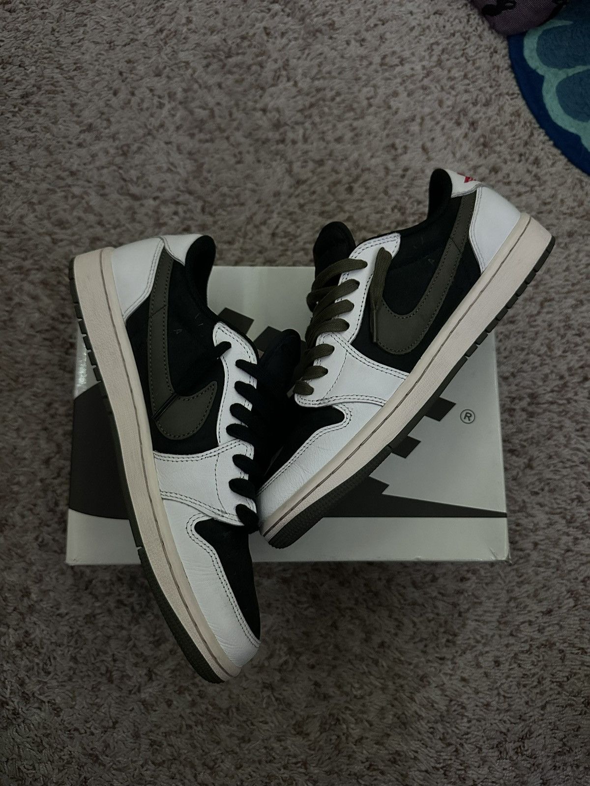 Jordan Brand × Nike × Travis Scott Travis Scott Jordan 1 Low Olive Size US 9 / EU 42 - 3 Thumbnail