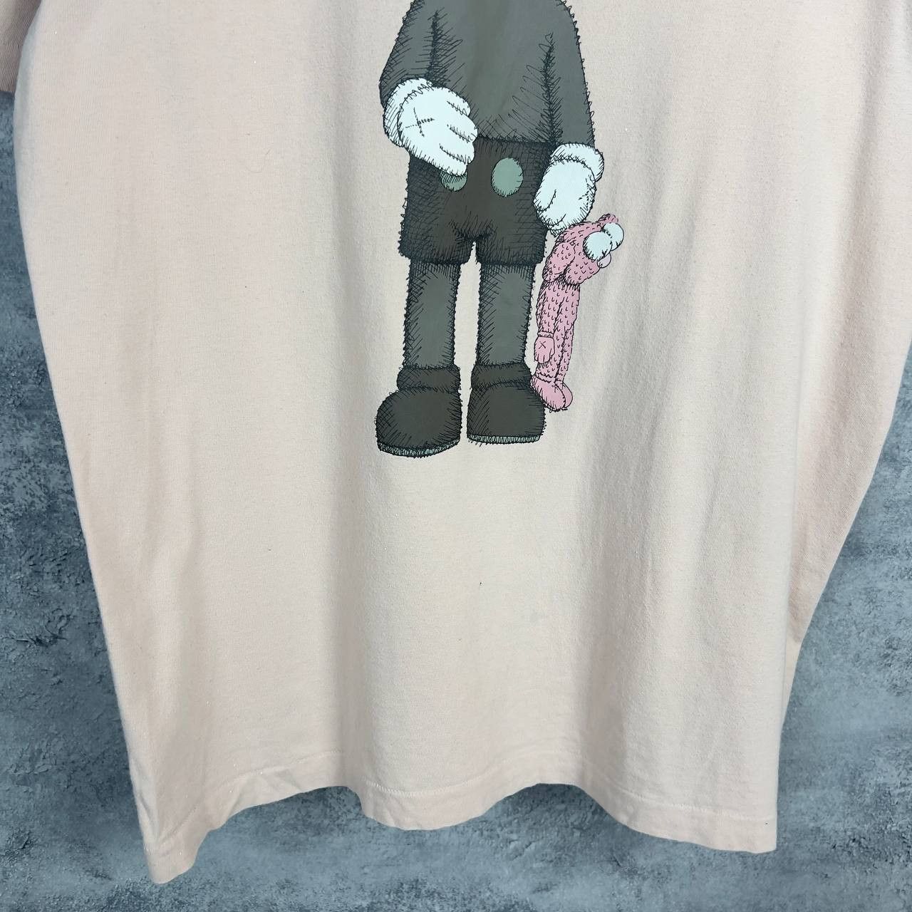 Uniqlo Uniqlo Kaws Tee Men's Size L Beige Pink Cotton Short Sleeve` Size US L / EU 52-54 / 3 - 3 Thumbnail