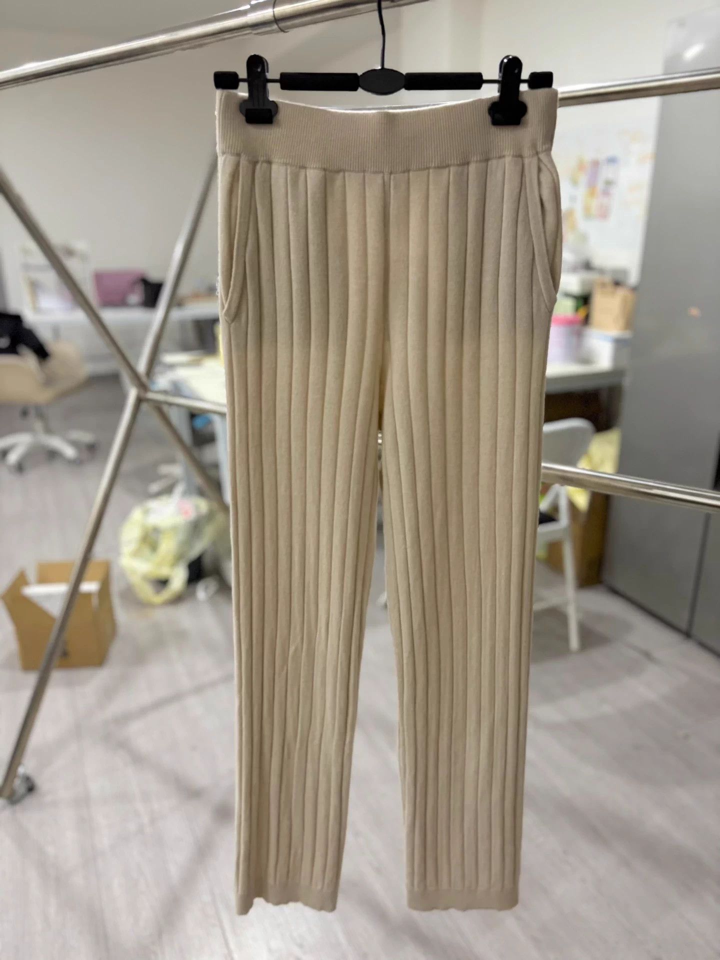 Brunello Cucinelli BC women's beige cashmere knit pants XS Deadstock Size 25" / US 0 / IT 36 - 1 Thumbnail