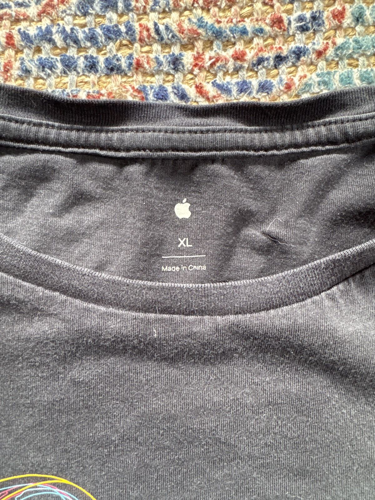 Apple original apple airpods t shirt! Size US XL / EU 56 / 4 - 2 Thumbnail