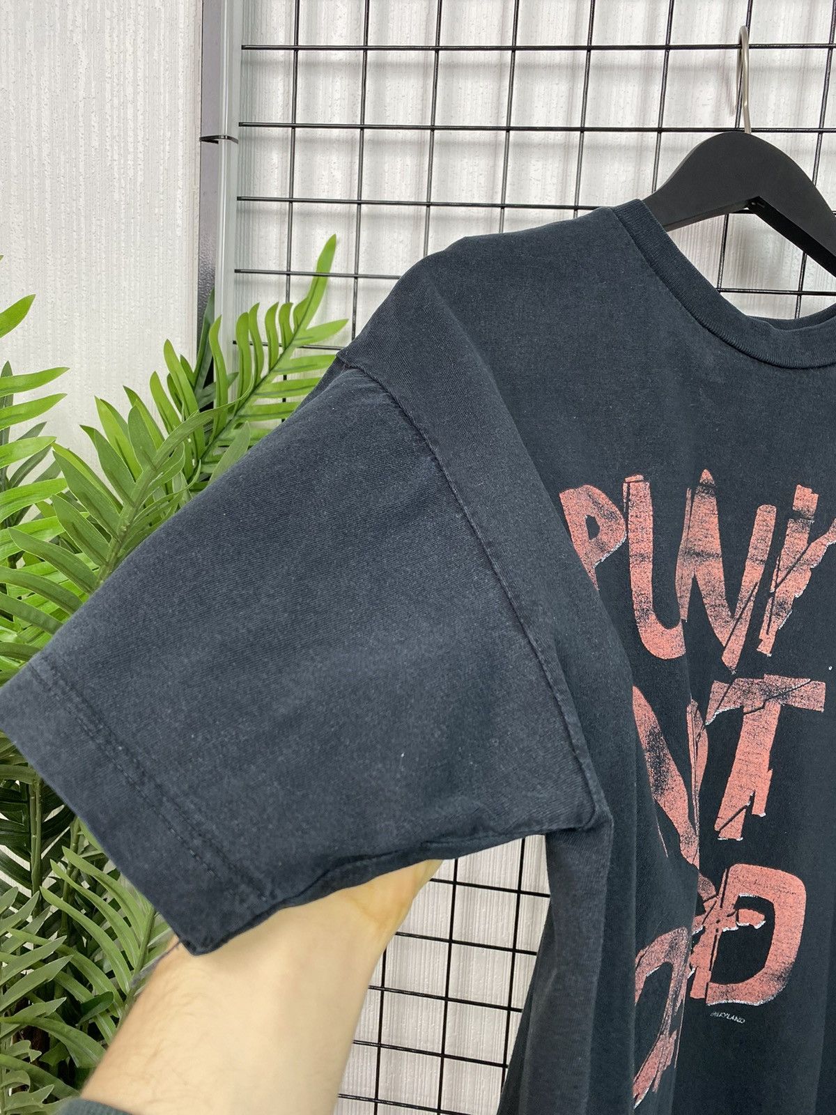 Other Vintage Punks Not Dead Distressed Tee Rock T shirt band rock Size US L / EU 52-54 / 3 - 12 Thumbnail