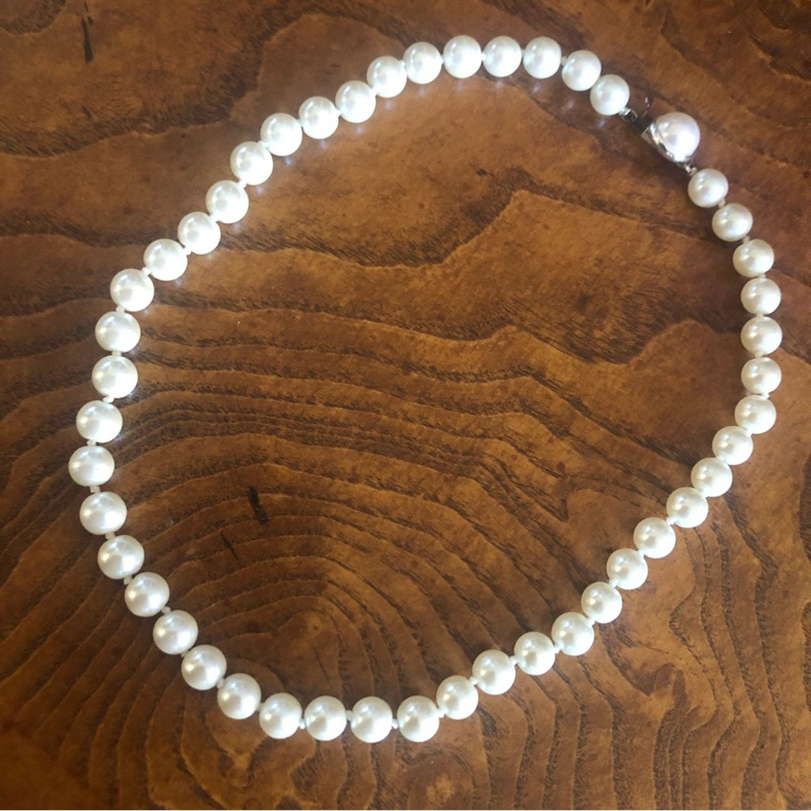 Vintage Carolee white pearlescent knotted pearl necklace