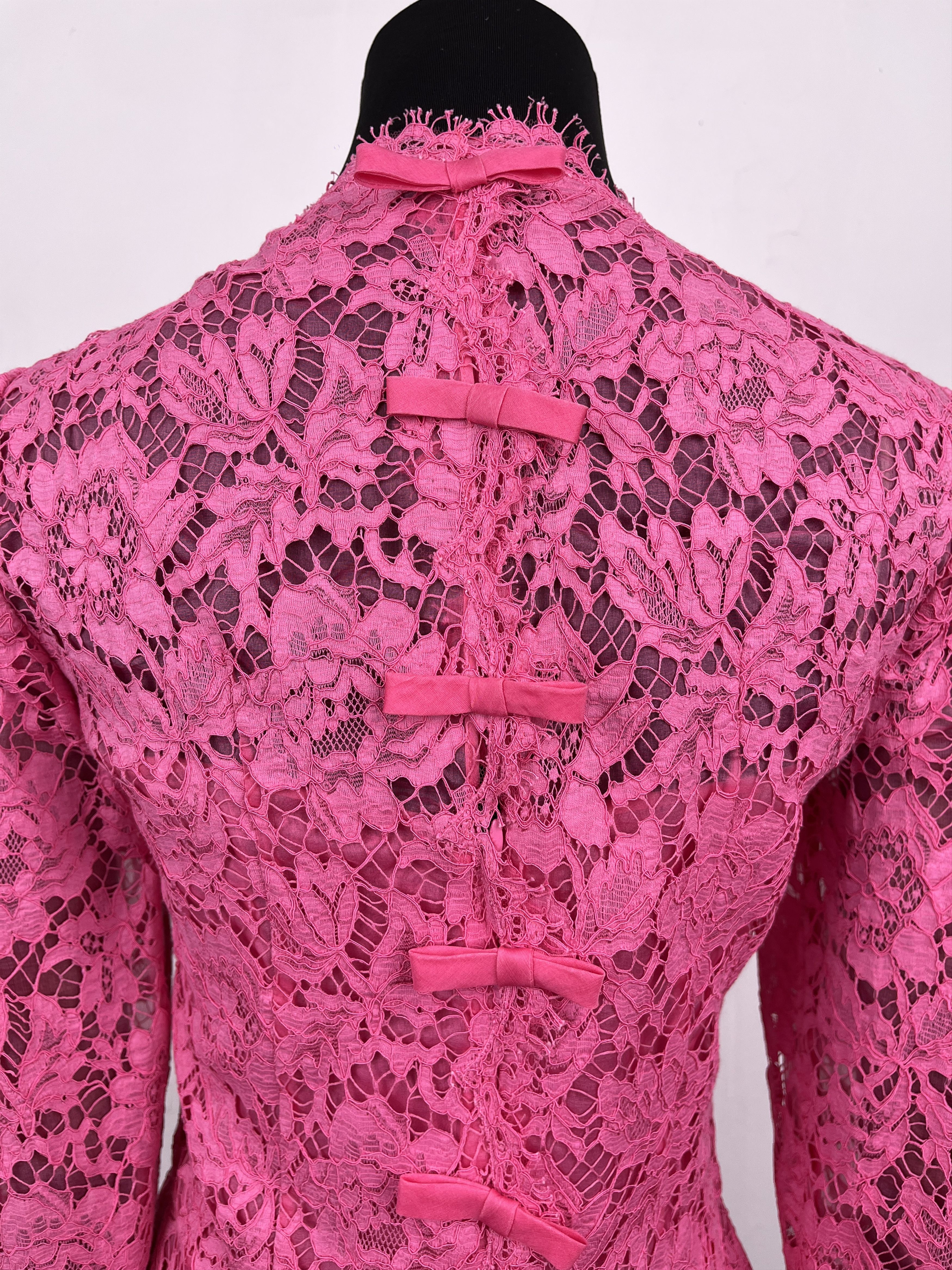 Valentino Valentino Fuscia Classic Lace One-Pc Shorts Size XS / US 0-2 / IT 36-38 - 6 Thumbnail