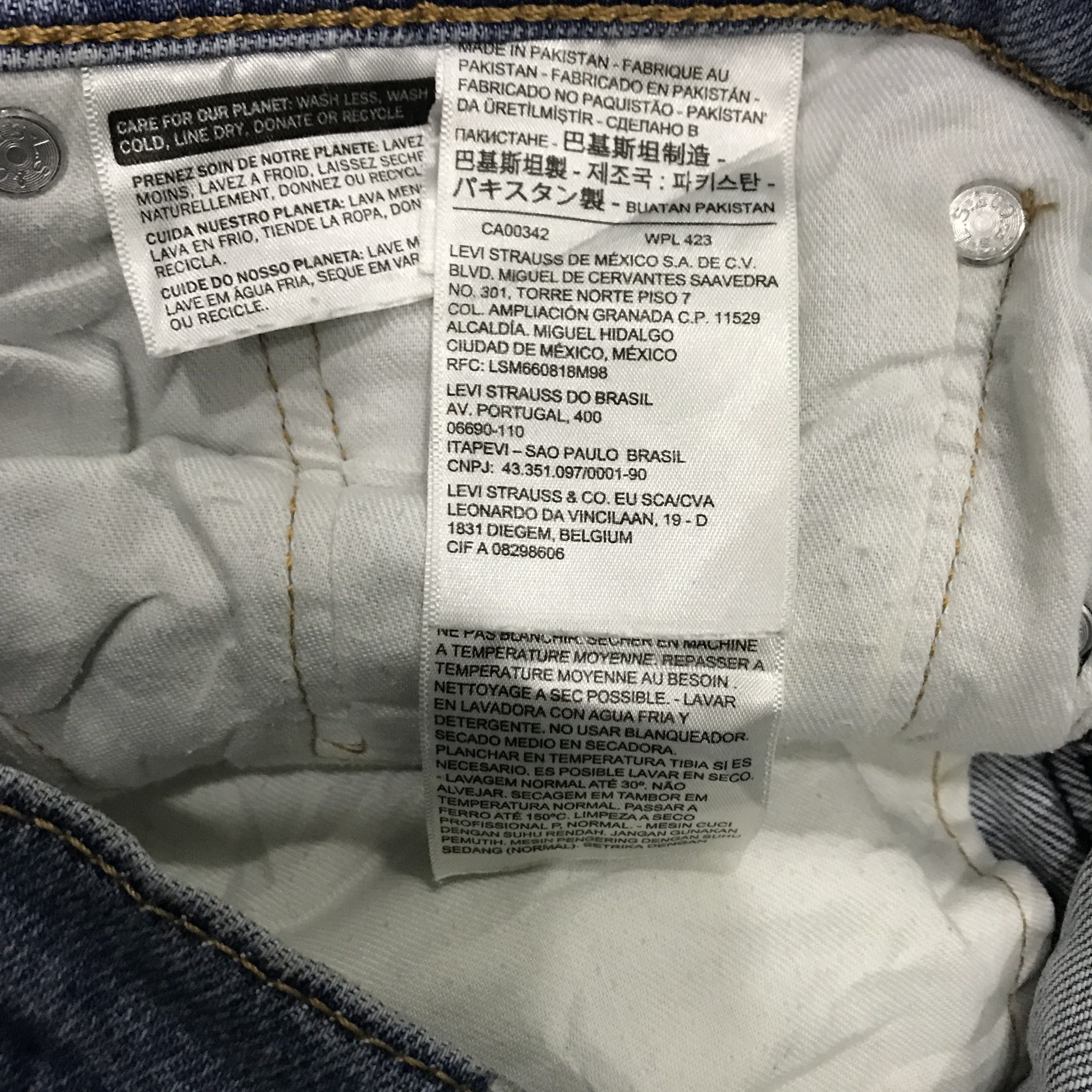 Levi's Vintage Levi’s 511 Slim Fit Jeans Light Wash Distressed Size US 32 / EU 48 - 13 Thumbnail