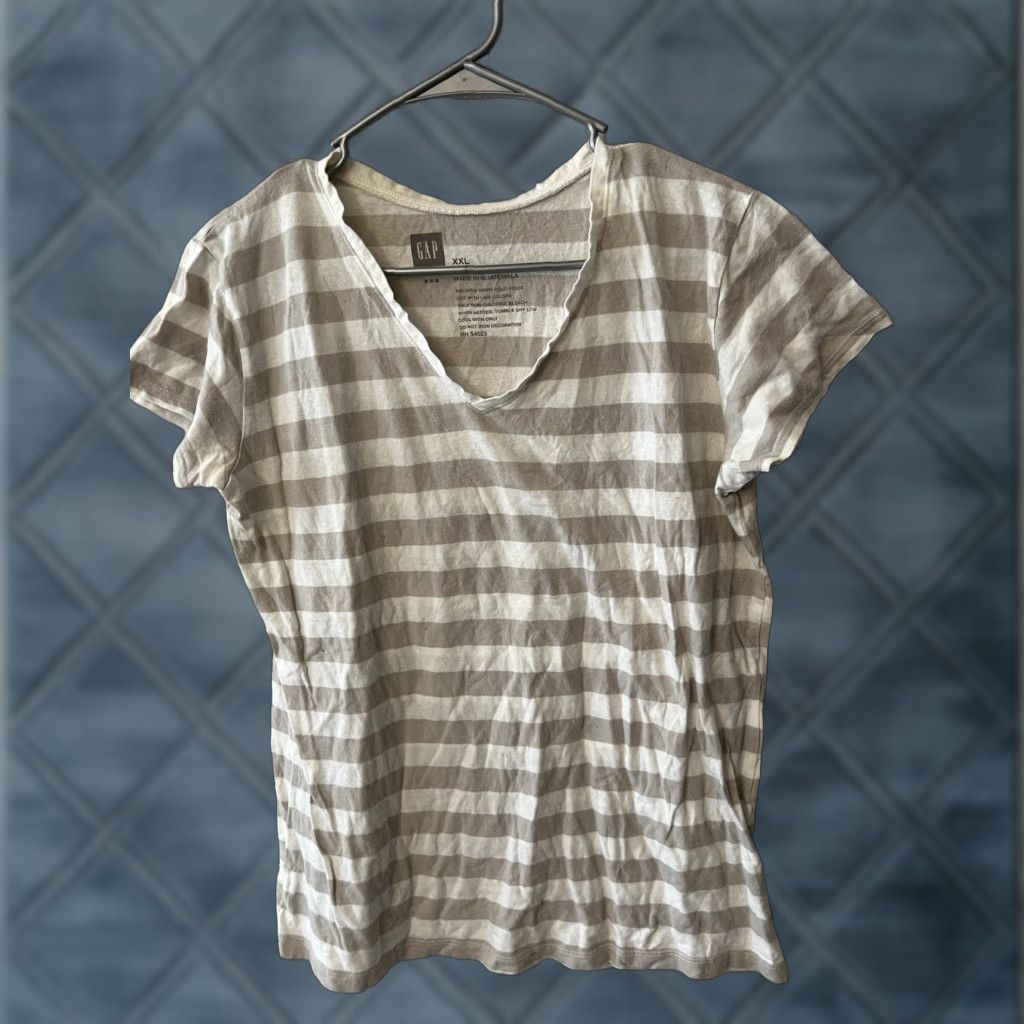 Vintage VINTAGE Favorite Favori Stripe T-shirt Gray Gray Stripe XXL V-Neck Gap Factory Women T-Shirt 2XL Women Size XXL / US 16-18 / IT 52-54 - 1 Thumbnail