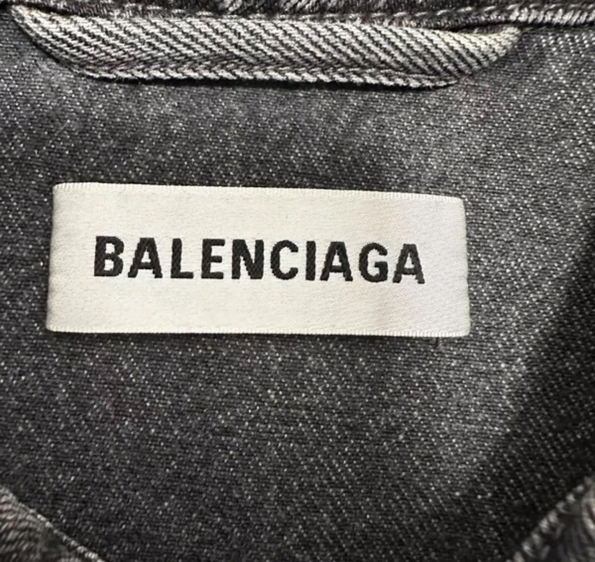 Balenciaga Balenciaga's logo on the back is damaged on denim jacket Size US S / EU 44-46 / 1 - 3 Thumbnail