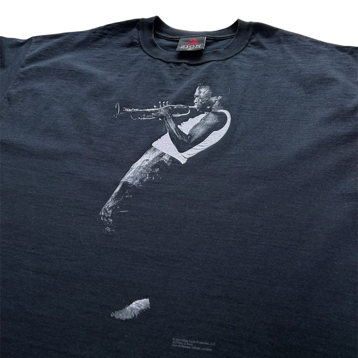 Band Tees × Vintage × Zion Rootswear Vintage 2002 Miles Davis A Tribute to Jack Johnson t-shirt Size US XXL / EU 58 / 5 - 1 Thumbnail