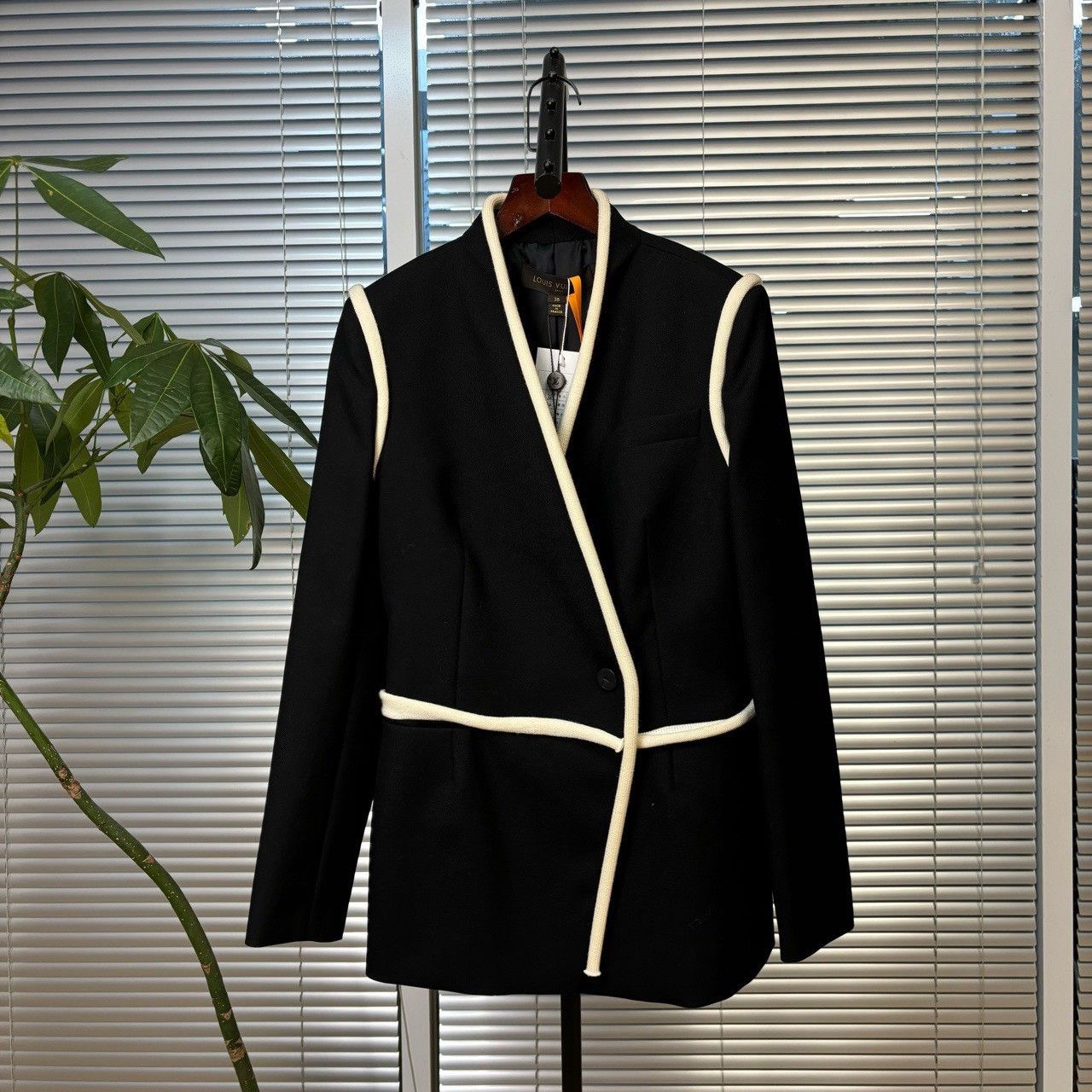 Louis Vuitton Louis Vuitton Women's Blazer CL01384 Size M / US 6-8 / IT 42-44 - 1 Thumbnail