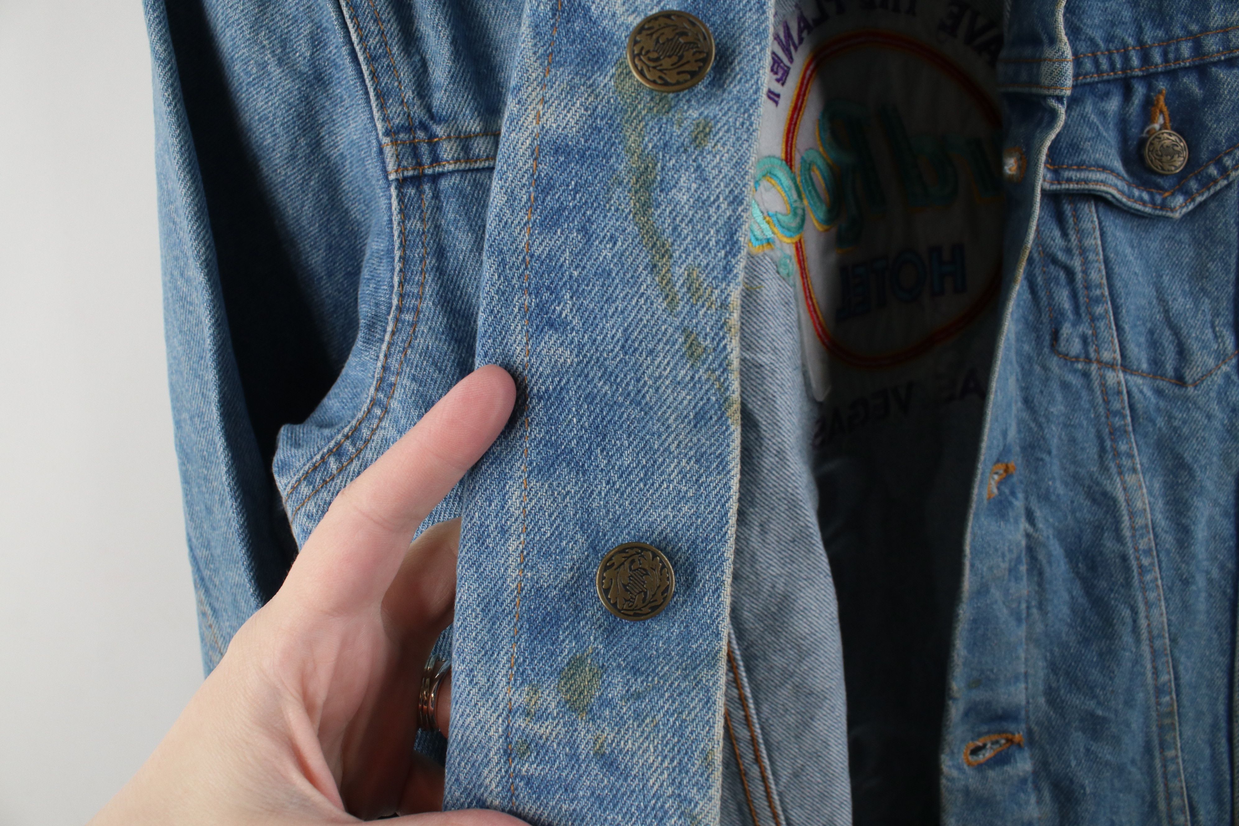 Hard Rock Cafe Vintage 90s Hard Rock Cafe Las Vegas Denim Trucker Jacket Size L / US 10 / IT 46 - 10 Thumbnail
