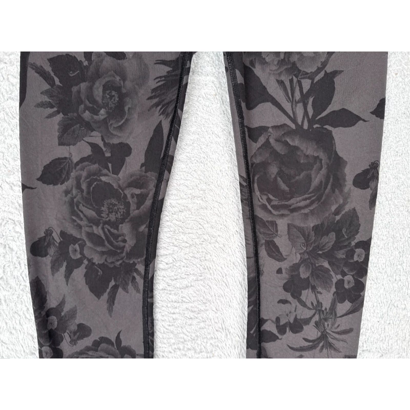 Lululemon **Lululemon Women's Crop Flare Black Gray Yoga Pants** User: **Lululemon Women's Crop Flare Black Gray Yoga Pants** Size 28" / US 6 / IT 42 - 3 Thumbnail