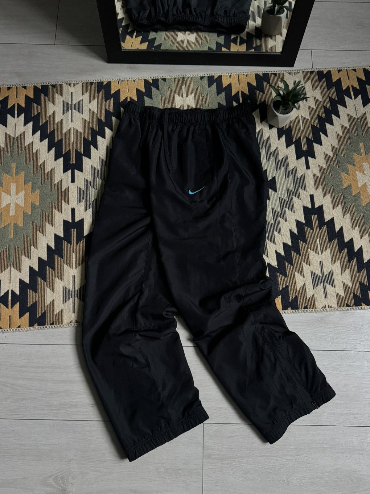 Nike Vintahe Nike Nylon Swoosh Baggy Y2K Drill Pants Size US 34 / EU 50 - 1 Thumbnail