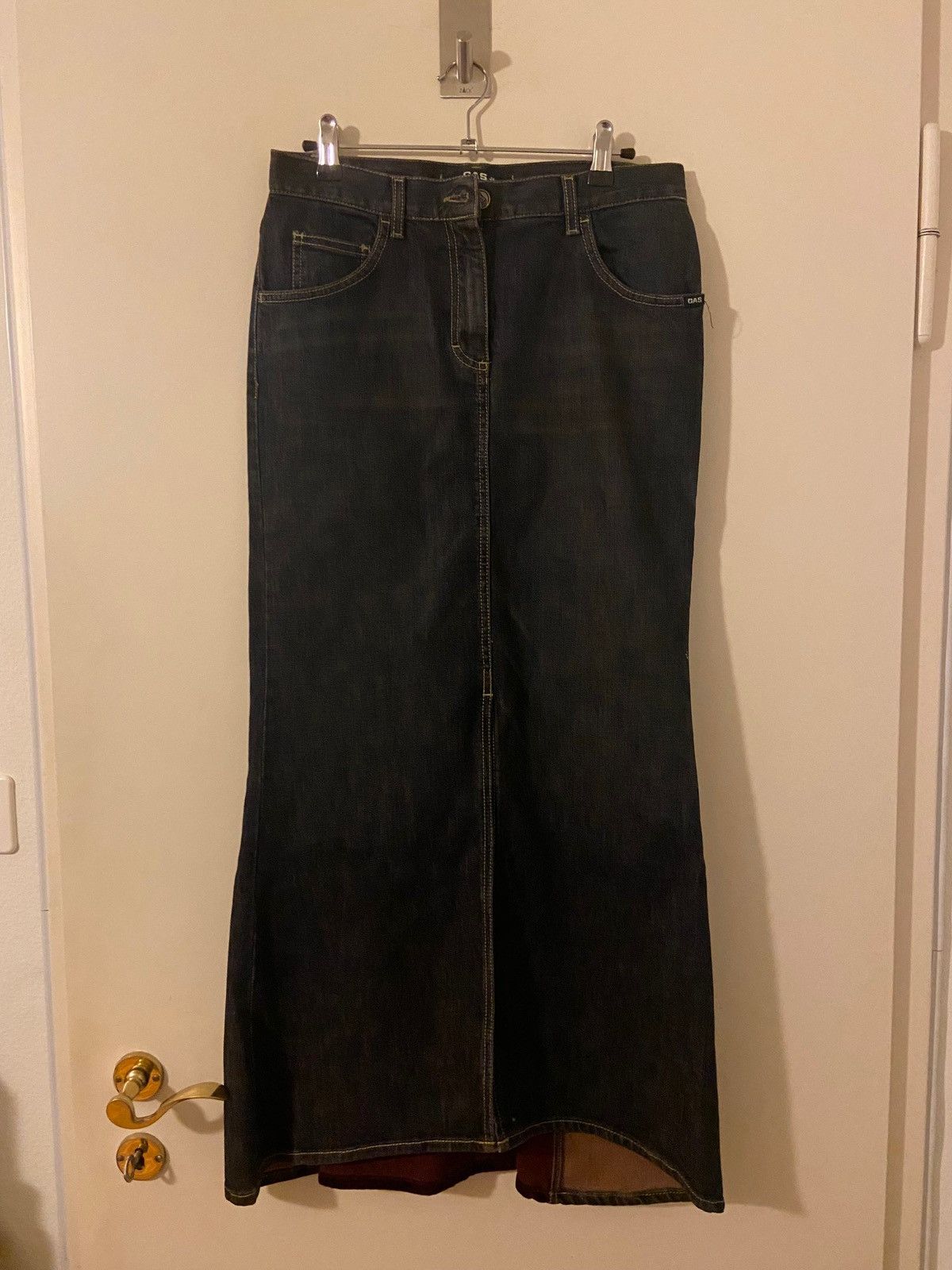 GAS Dark Wash Midi Skirt with a Flared Silhouette Size 32" / US 10 / IT 46 - 1 Thumbnail