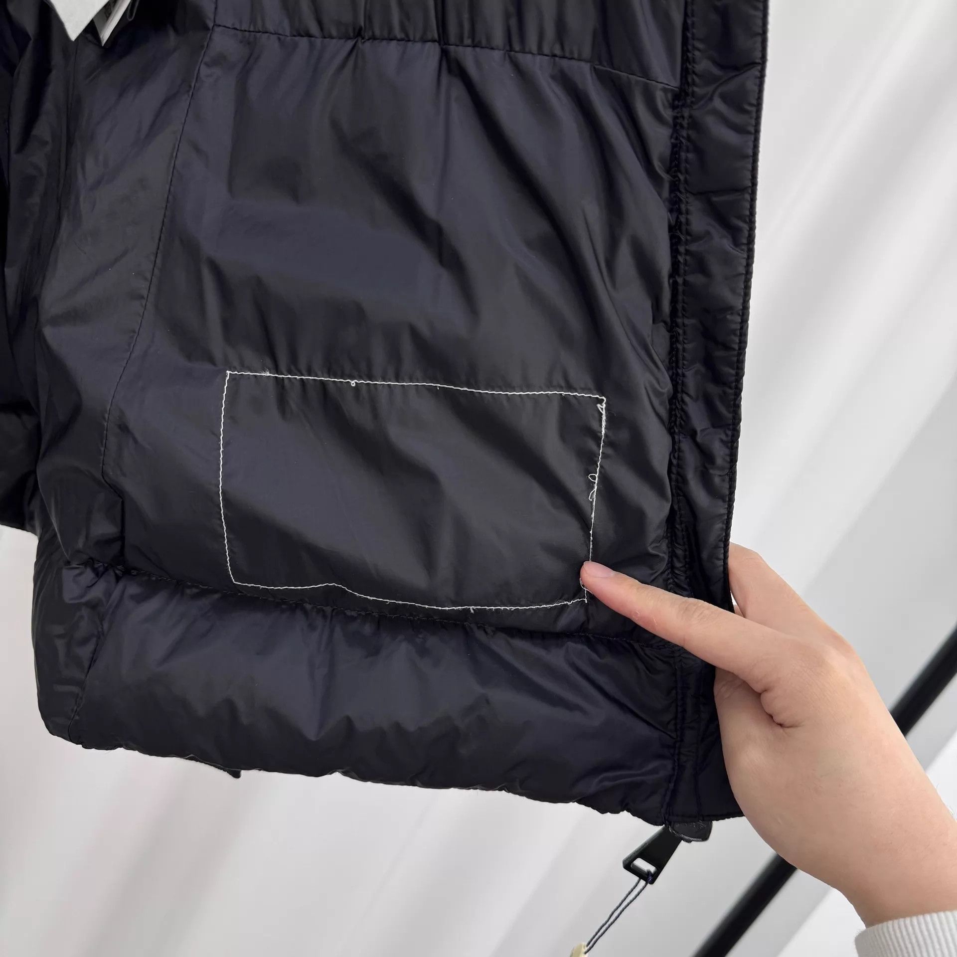 Moncler Moncler black cinched waist puffer jacket 1 98% new no logo Size S / US 4 / IT 40 - 5 Thumbnail