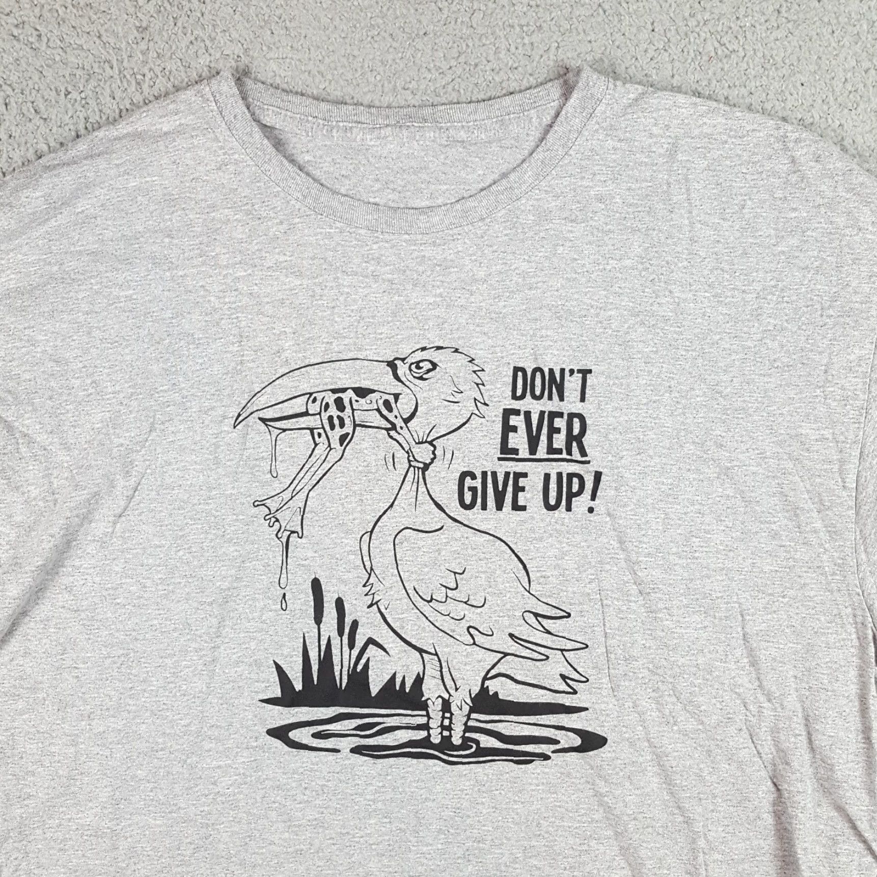 Fruit Of The Loom VINTAGE Never Give Up Motivational Poster T-Shirt Men XL Gray Cotton 90s Frog Swamp Retro Logo Fruit of the Loom Mens XL Size US XL / EU 56 / 4 - 2 Thumbnail