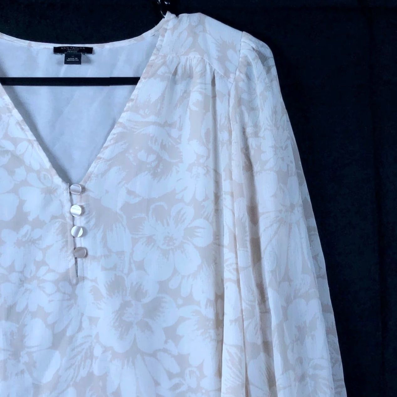 Ann Taylor Ann Taylor Factory Blouse Tan White Floral Lined V Neck Long Sleeve PS Petite Lightweight Sheer Chiffon Floral Pattern Casual Workwear Womens Blouse Size S / US 4 / IT 40 - 5 Thumbnail