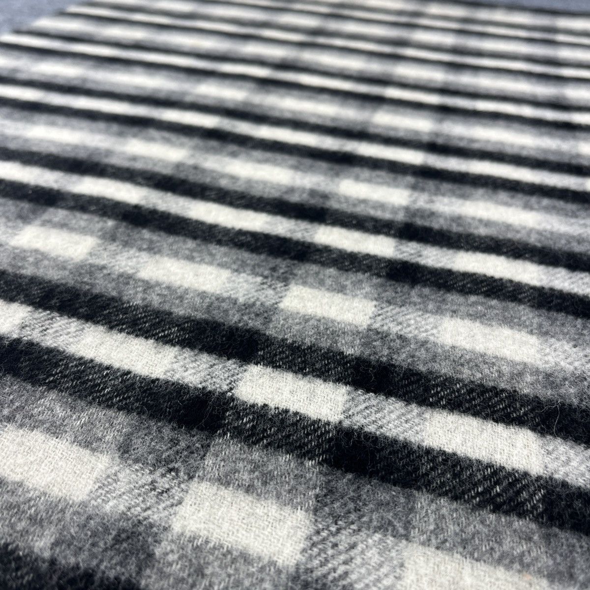 Yves Saint Laurent Vintage Yves Saint Laurent Scarf / Muffler / Neckwear T1423 Size ONE SIZE - 7 Thumbnail