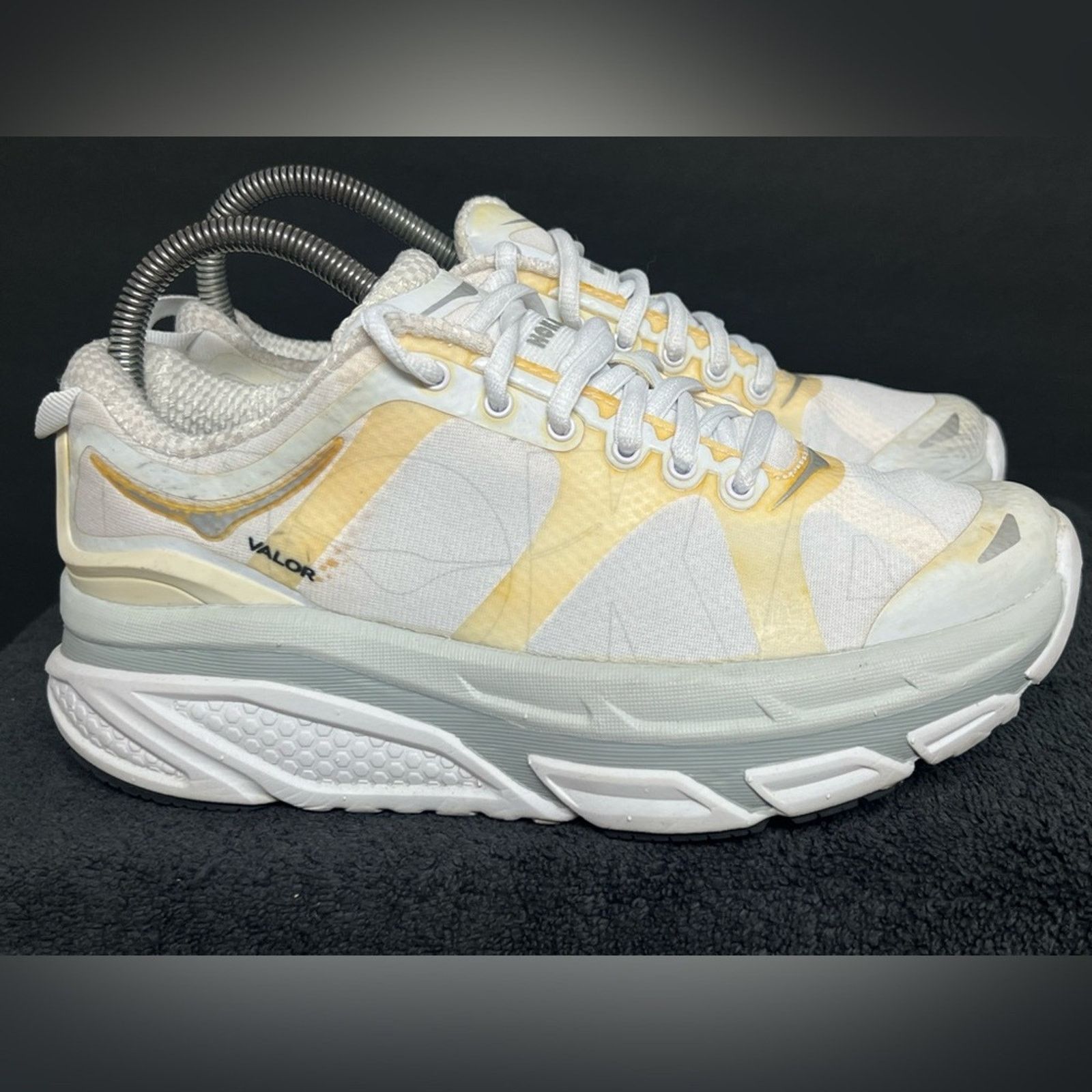 Hoka Women's Hoka One One Valor Size 7 Running Shoes White EUC Size US 7 / IT 37 - 2 Thumbnail