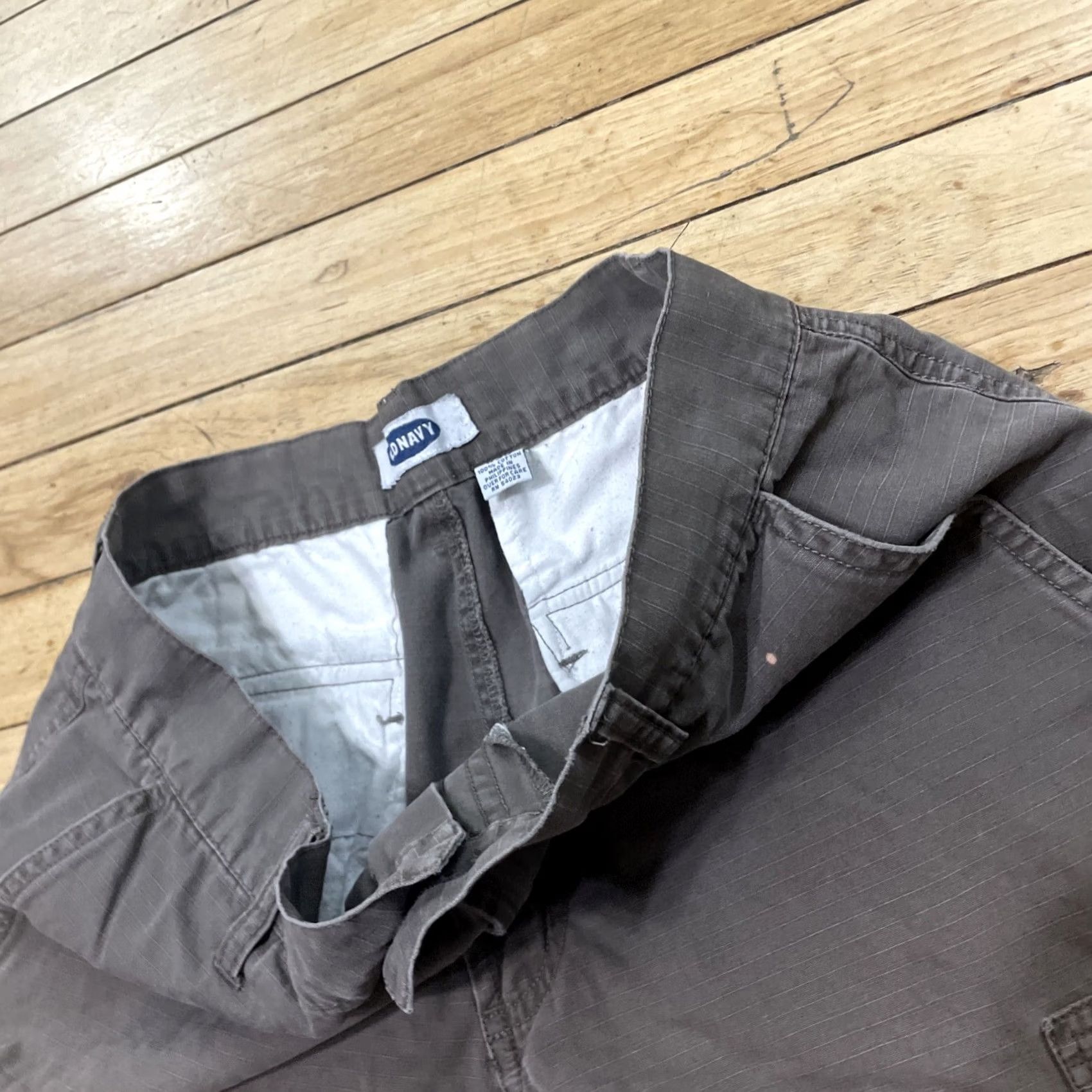 Old Navy VINTAGE Old Navy Cargo Shorts Men W 30 Gray Brown Zip Pockets 90s Y2K Bleach Fade Cargo Shorts Mens 30x9 Size US 30 / EU 46 - 6 Thumbnail