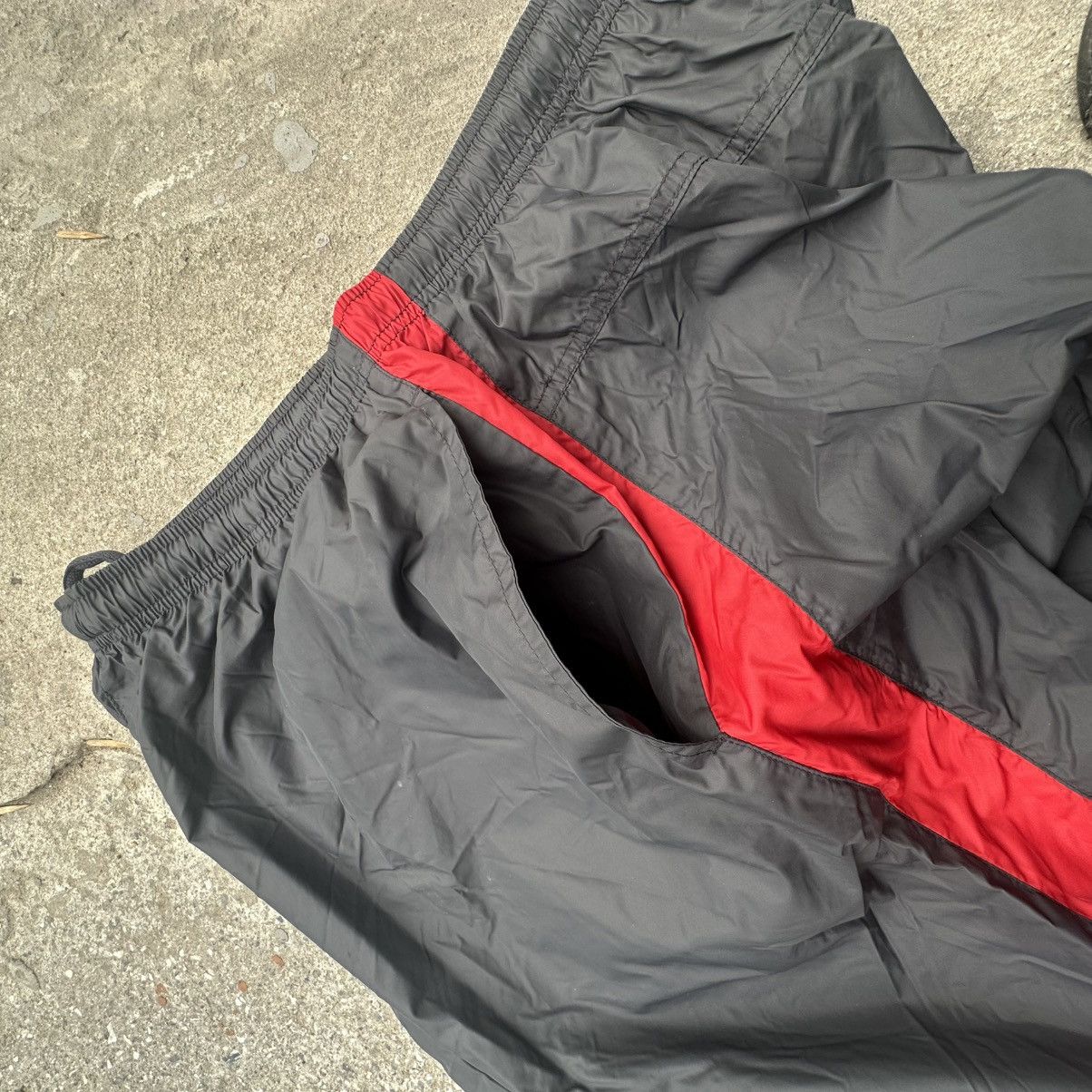 Nike VNTG Nike Nylon track parachute pants small logo zipped up Size US 36 / EU 52 - 5 Thumbnail