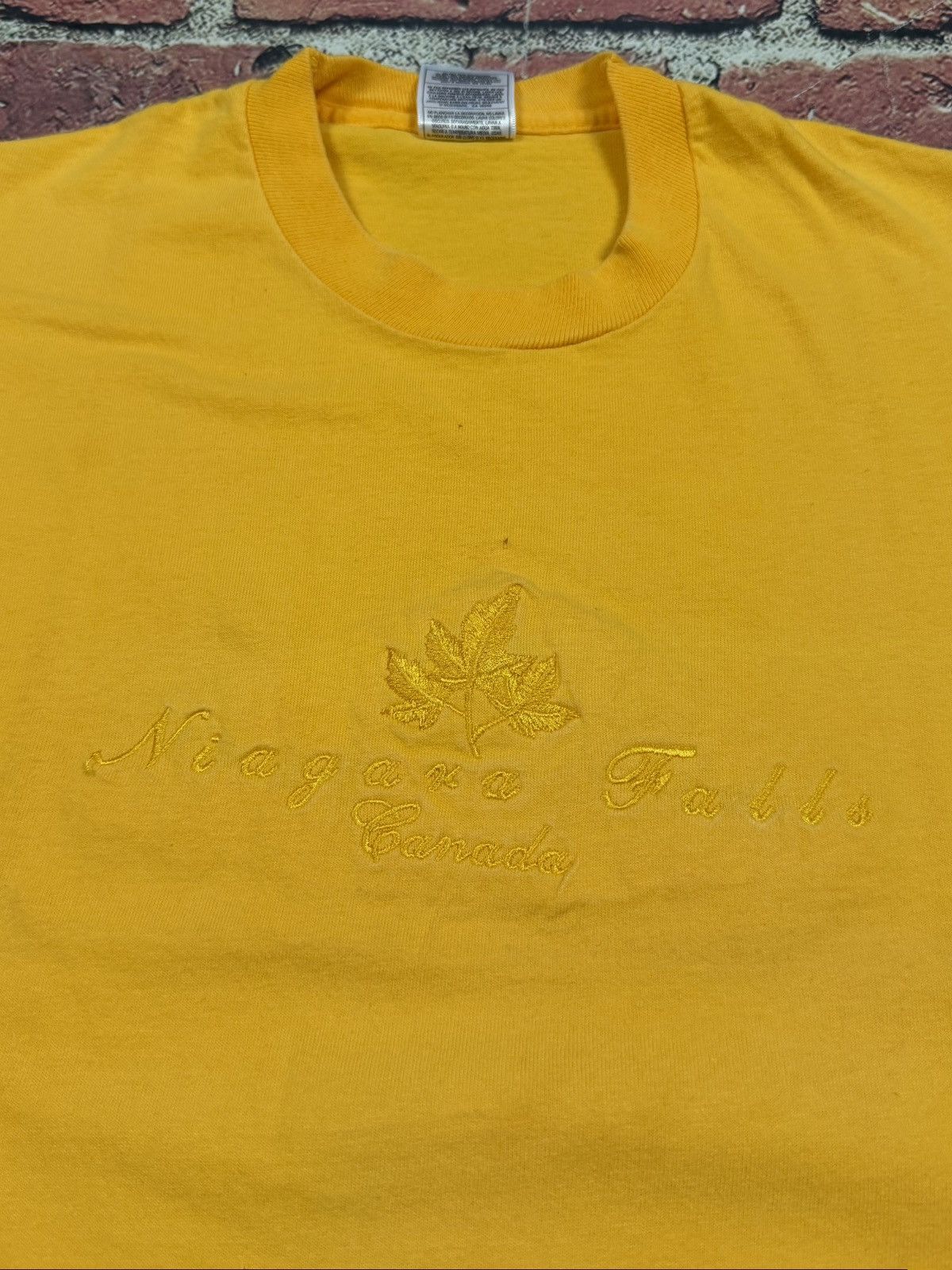 Fruit Of The Loom Vintage Niagara Falls Canada Maple Leaf Single Stitch Tee Size US S / EU 44-46 / 1 - 5 Thumbnail