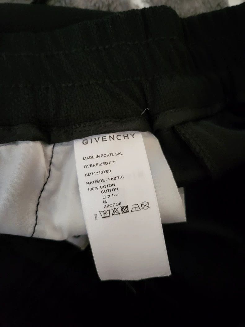Givenchy Givenchy SizeS Shorts with a stylish fit, comfortable fabri Size US 30 / EU 46 - 4 Thumbnail