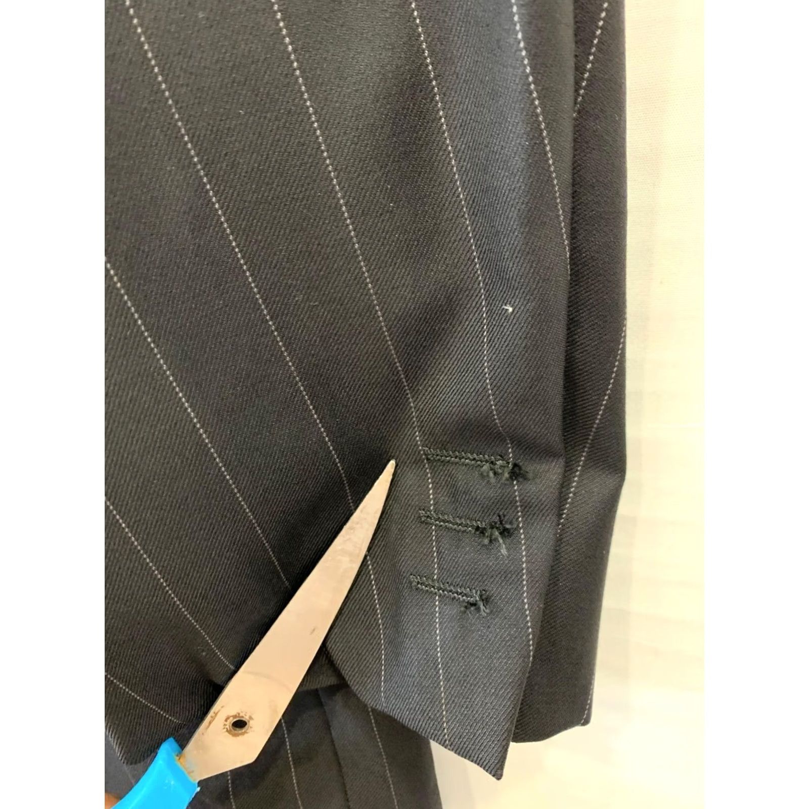 Versace VINTAGE Versace Classic V2 Pinstripe Double Breasted Blazer Jacket Mens 40R Black#151 Size 40R - 7 Thumbnail