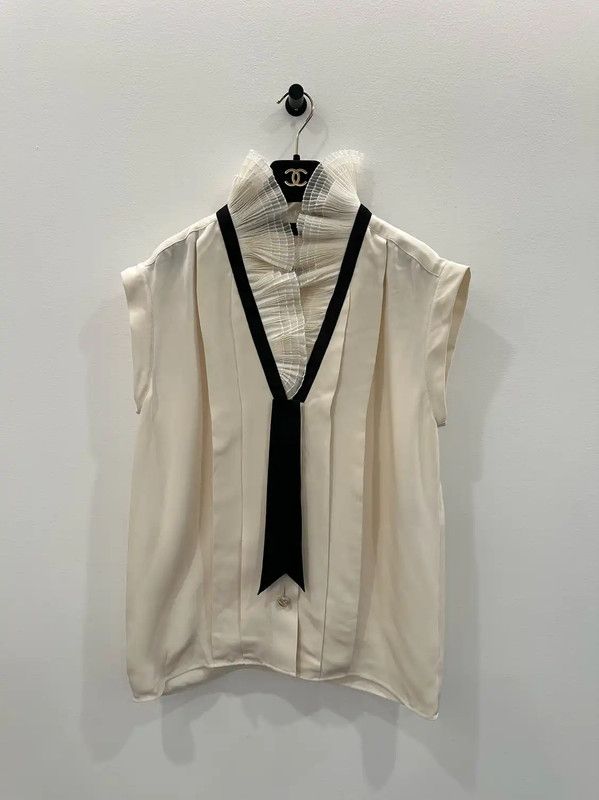 Chanel Chanel Cream Silk Blouse with Ruffled Collar 0089 Size M / US 6-8 / IT 42-44 - 1 Thumbnail