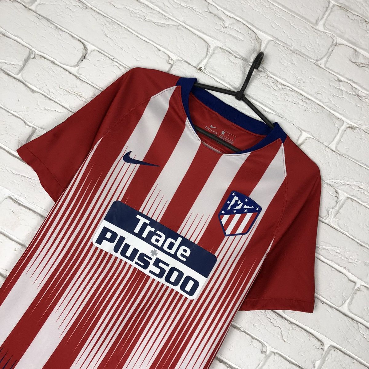 Nike Atletico Madrid 2018 2019 home soccer jersey Size US S / EU 44-46 / 1 - 2 Thumbnail