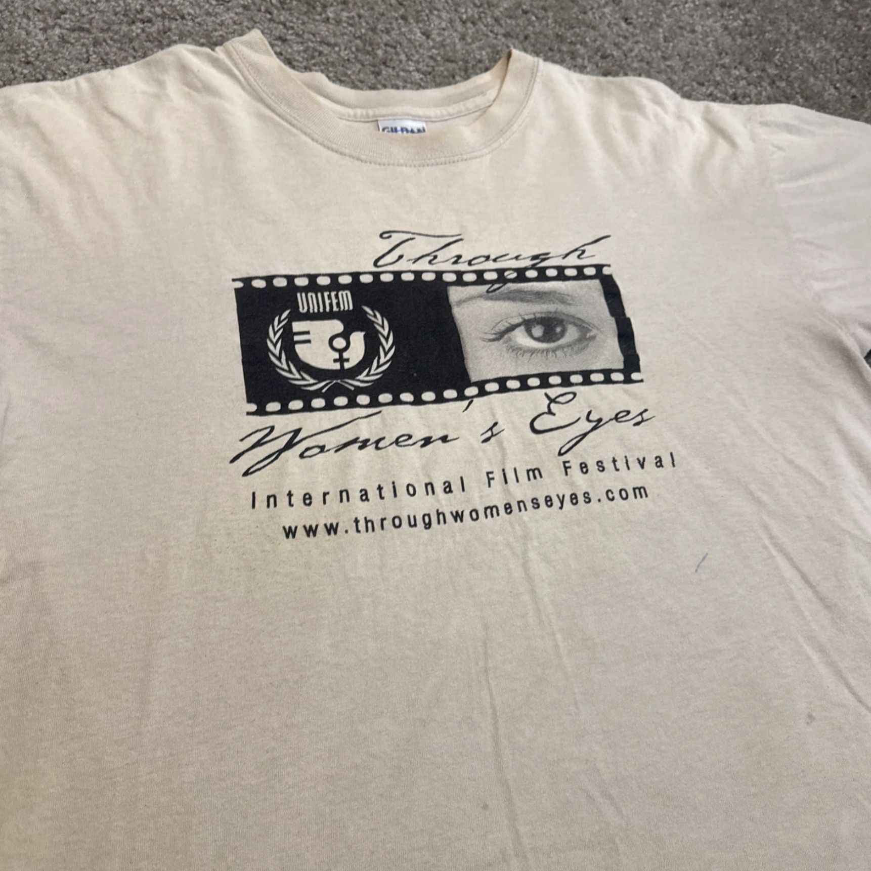Gildan VINTAGE Through Women’s Eyes International Film Festival T-Shirt Large Beige Gildan Unisex Adults L Eye Womens Size L / US 10 / IT 46 - 5 Thumbnail