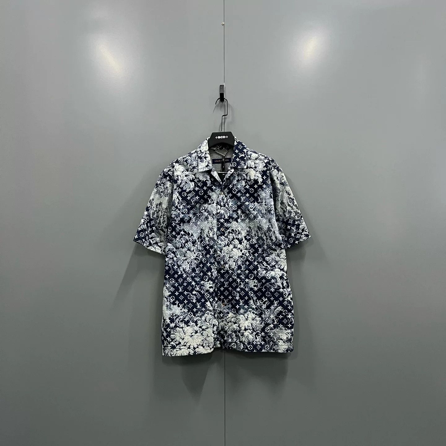Louis Vuitton Louis Vuitton Tie-Dye Logo Short Sleeve Shirt Size US L / EU 52-54 / 3 - 1 Thumbnail
