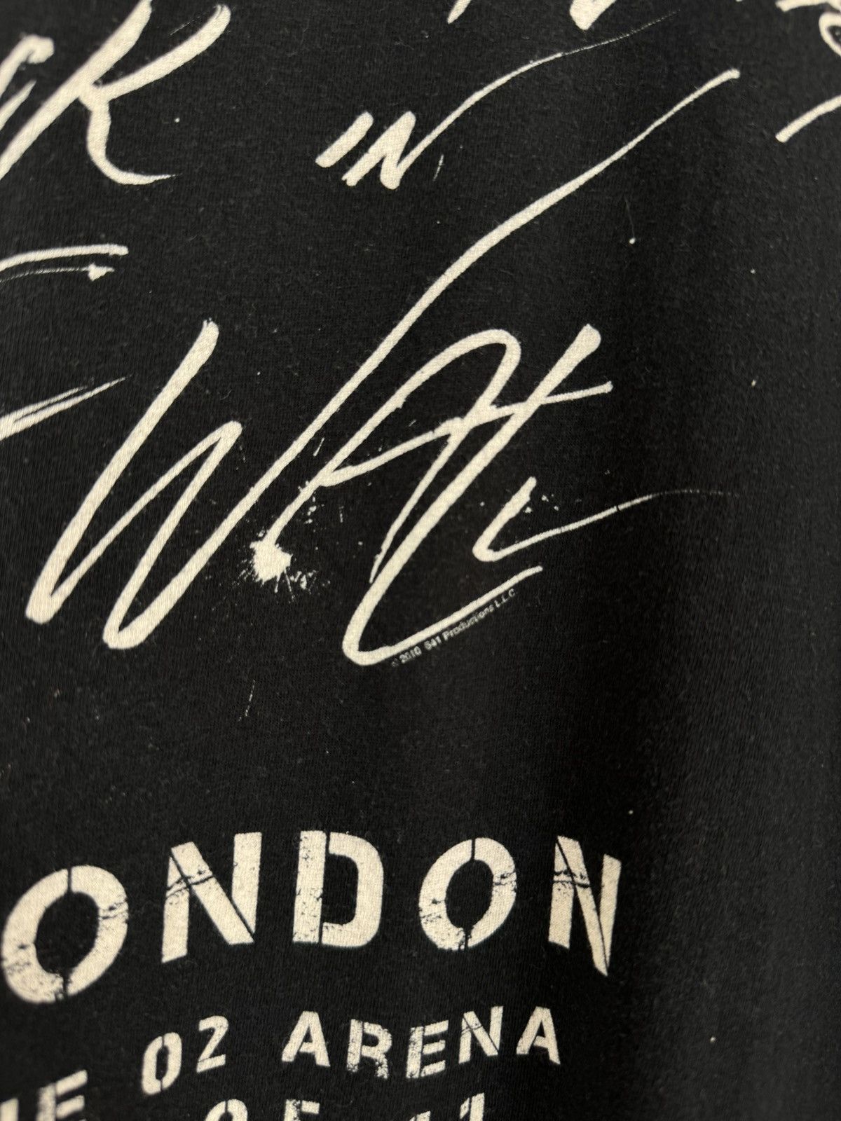Band Tees 2011 Roger Waters The Wall Live London Tour T-Shirt Size US XL / EU 56 / 4 - 10 Thumbnail
