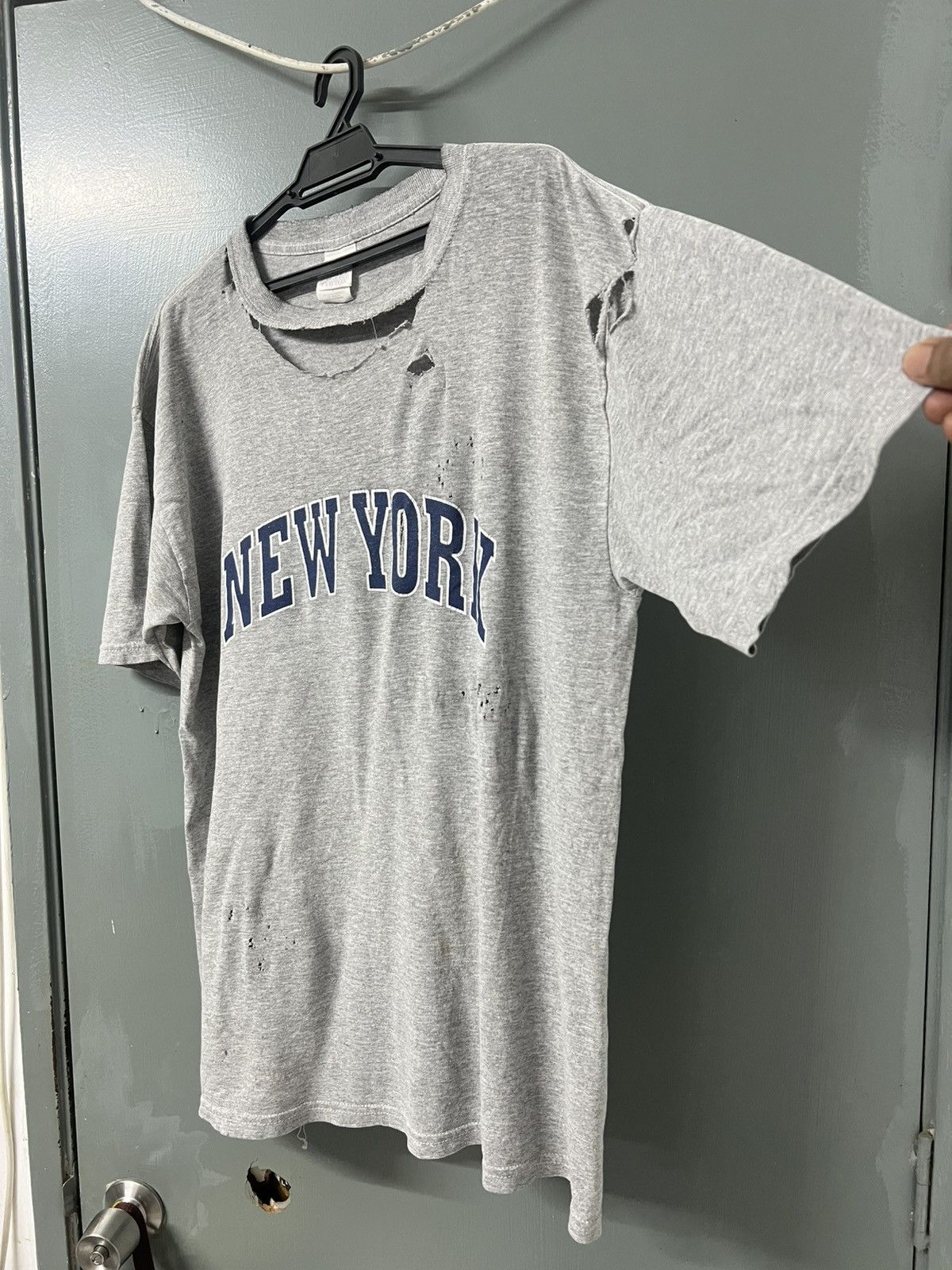 Vintage THRASHED FADED VINTAGE NEW YORK TEE PAPER THIN Size US L / EU 52-54 / 3 - 2 Thumbnail