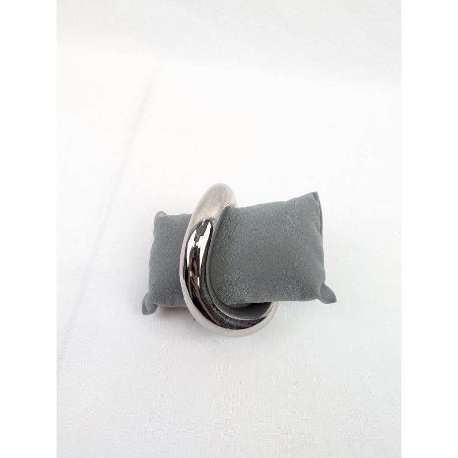 Balenciaga o1rshd1 Size: OS / C Shaped Bracelet in Silver Size ONE SIZE - 9 Thumbnail
