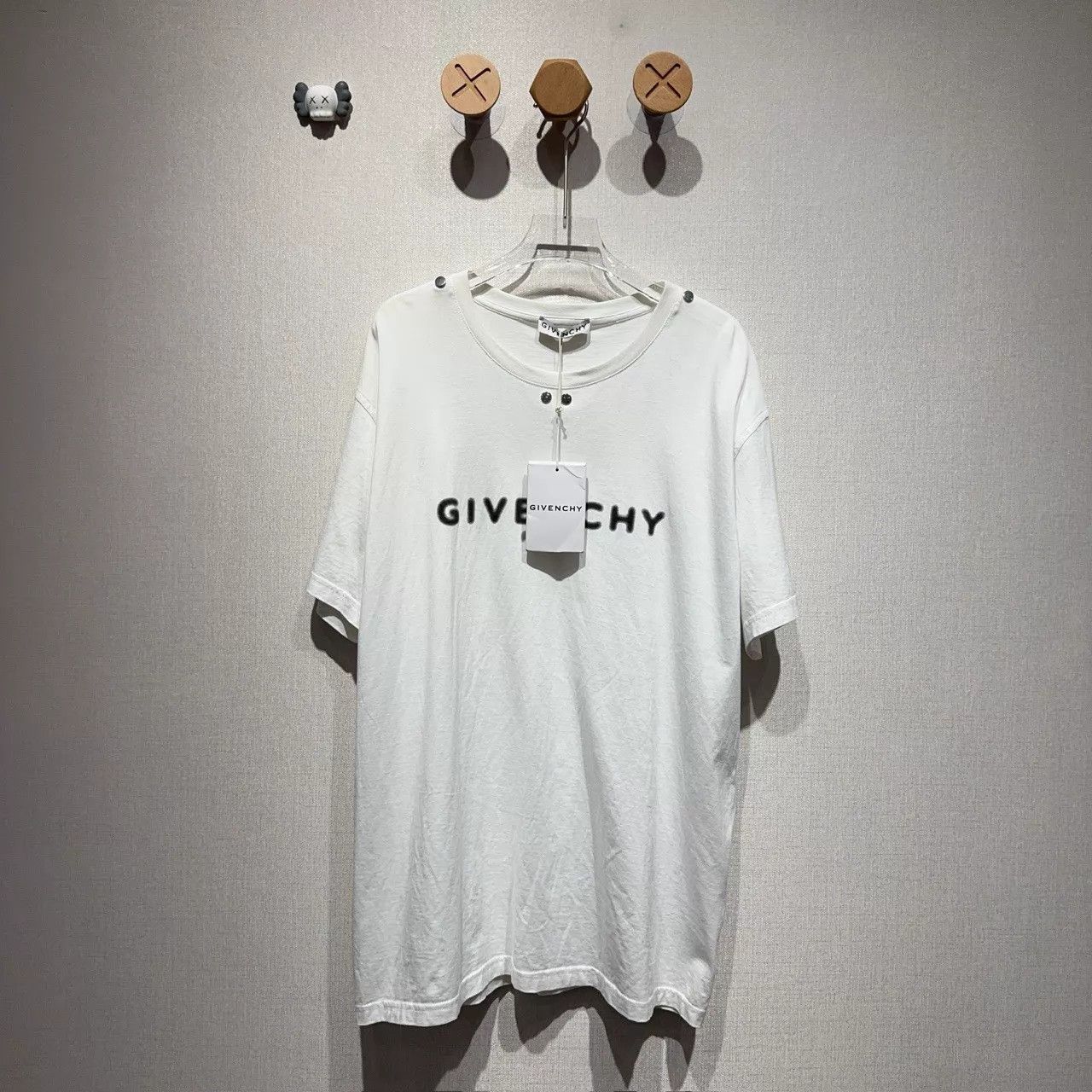 Givenchy Givenchy Blurred Logo Studded Short Sleeve T-Shirt L New Size US L / EU 52-54 / 3 - 1 Thumbnail