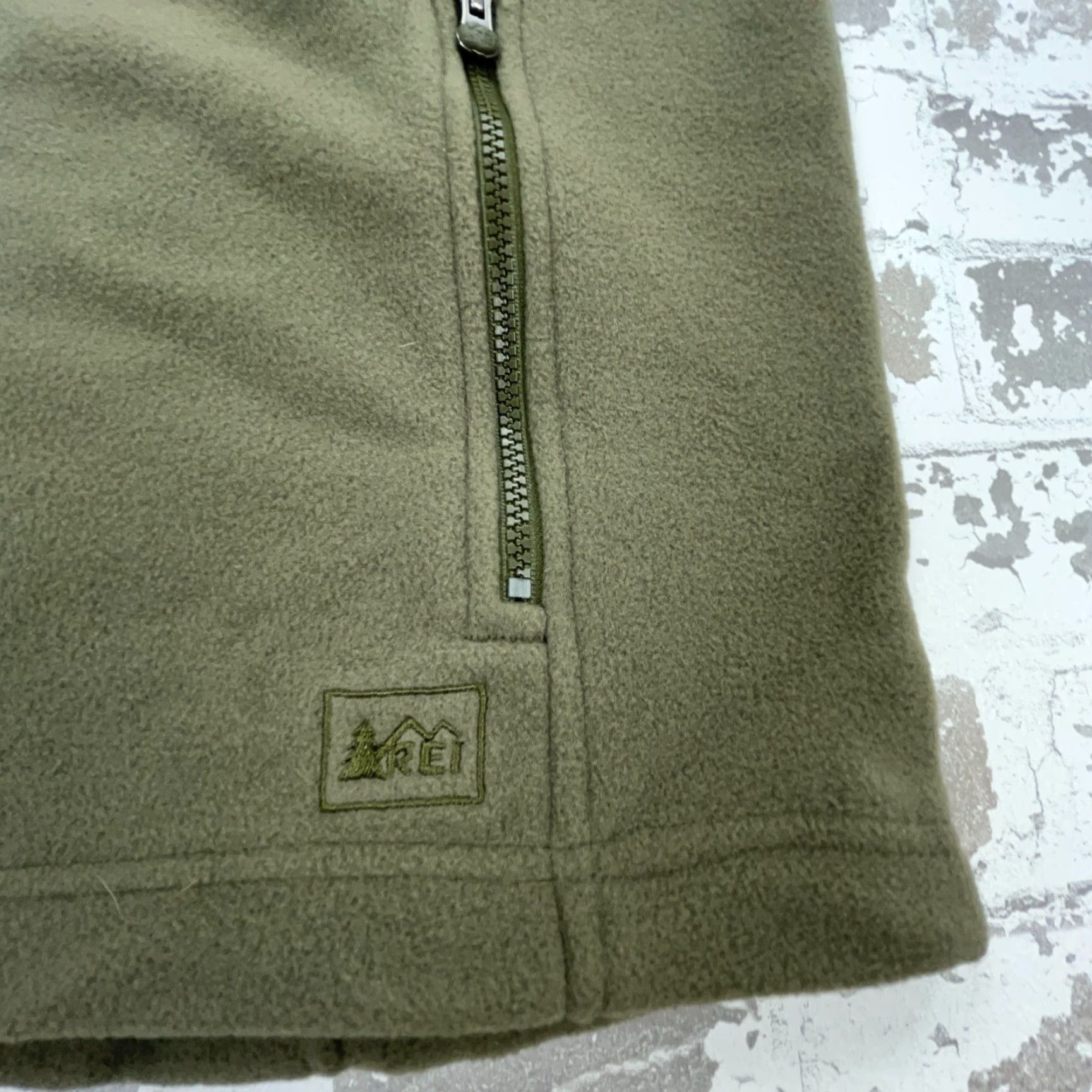 Vintage VEST REI Men M Green Fleece Jacket Layer Outdoors Olive Army Hiking Short Stand-Up Collar Zipper Pockets All Seasons Regular Fit Size US M / EU 48-50 / 2 - 3 Thumbnail