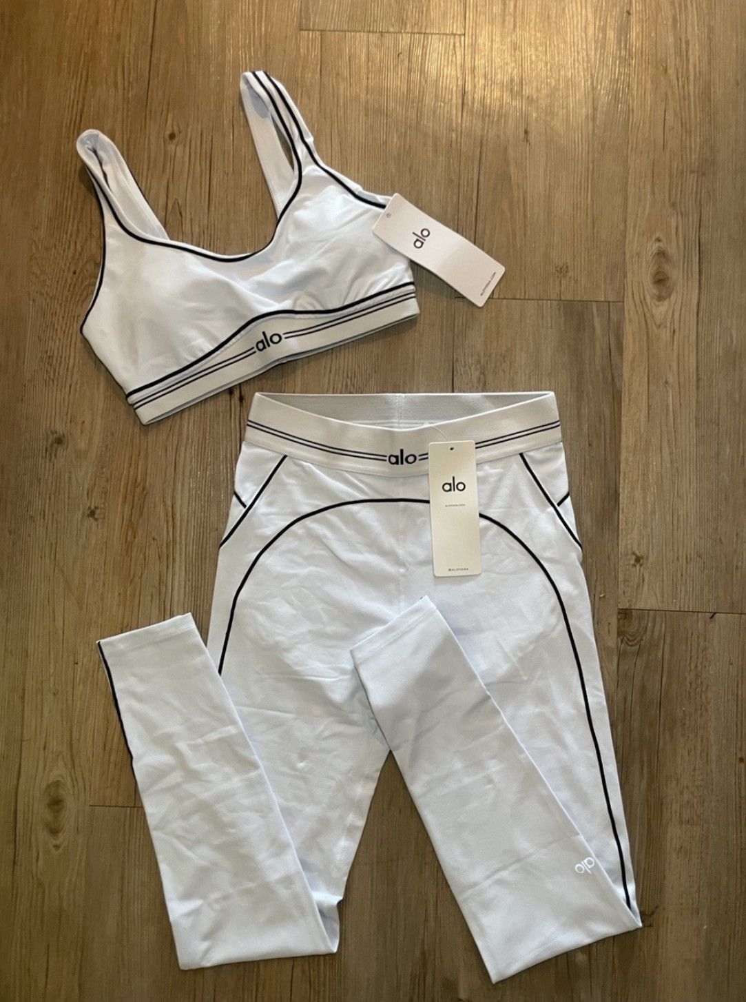 Alo Yoga Alo womens hearthrob set white size M Size M / US 6-8 / IT 42-44 - 1 Preview