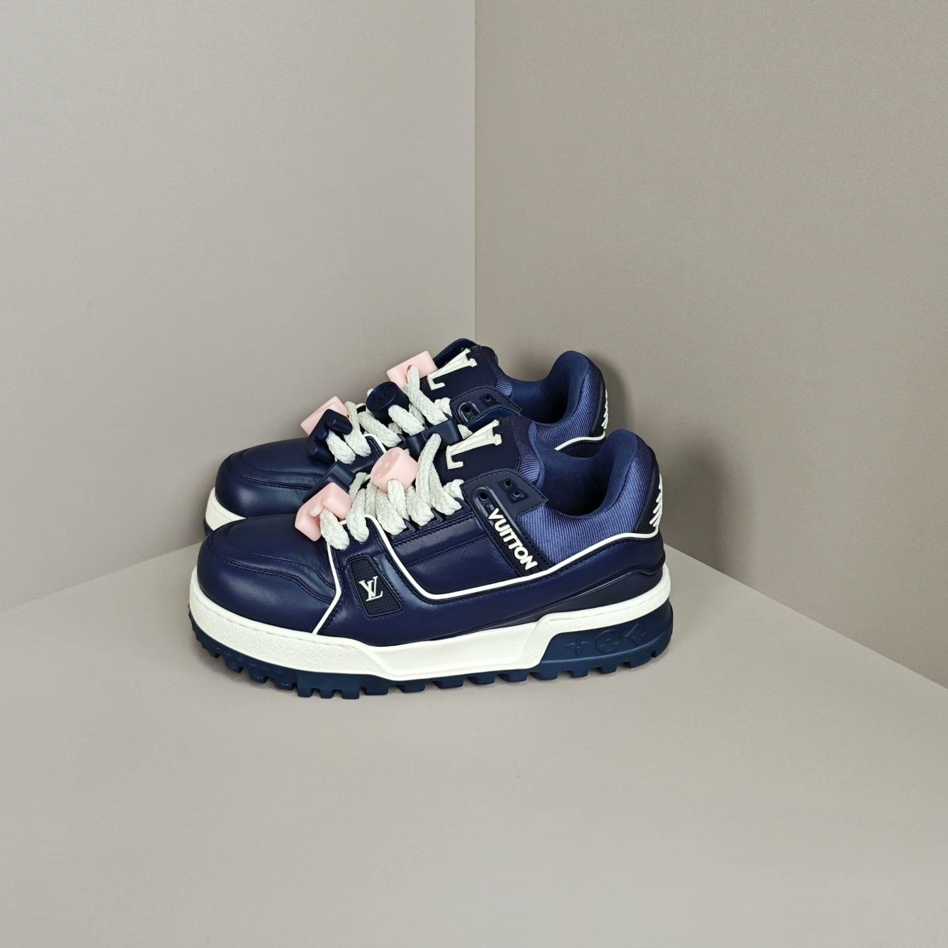 Louis Vuitton Louis Vuitton Limited Lowtop Sneakers 6 Men Size US 6 / EU 39 - 1 Thumbnail